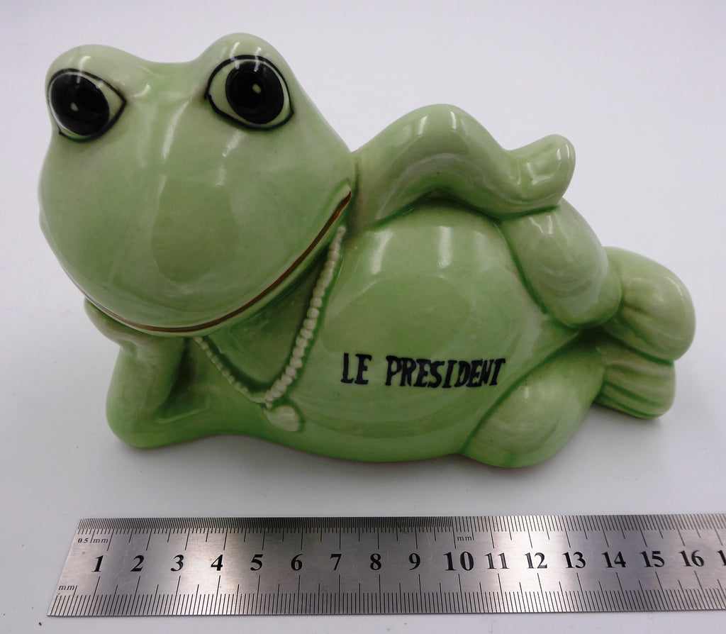 Grenouille couchée LE PRESIDENT