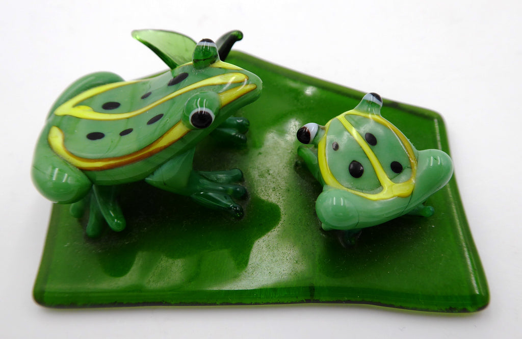 Groupe de quatre grenouilles en verre soufflé