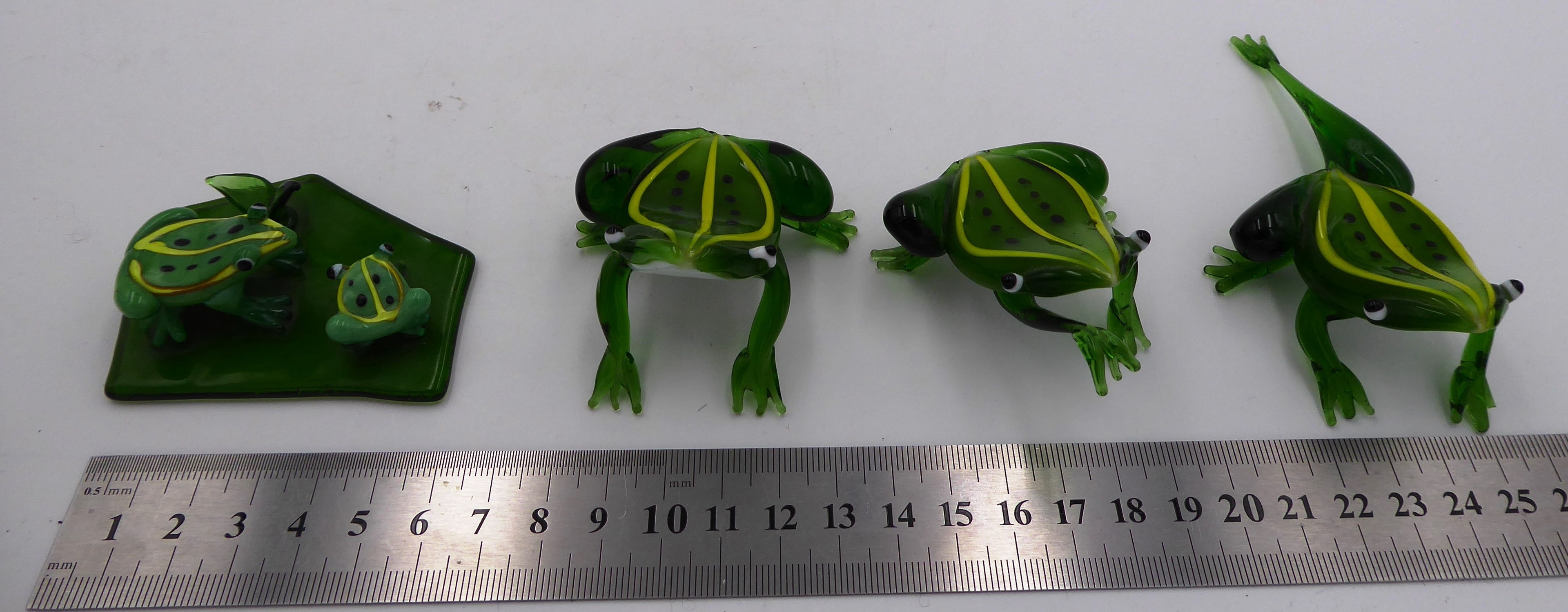 Groupe de quatre grenouilles en verre soufflé