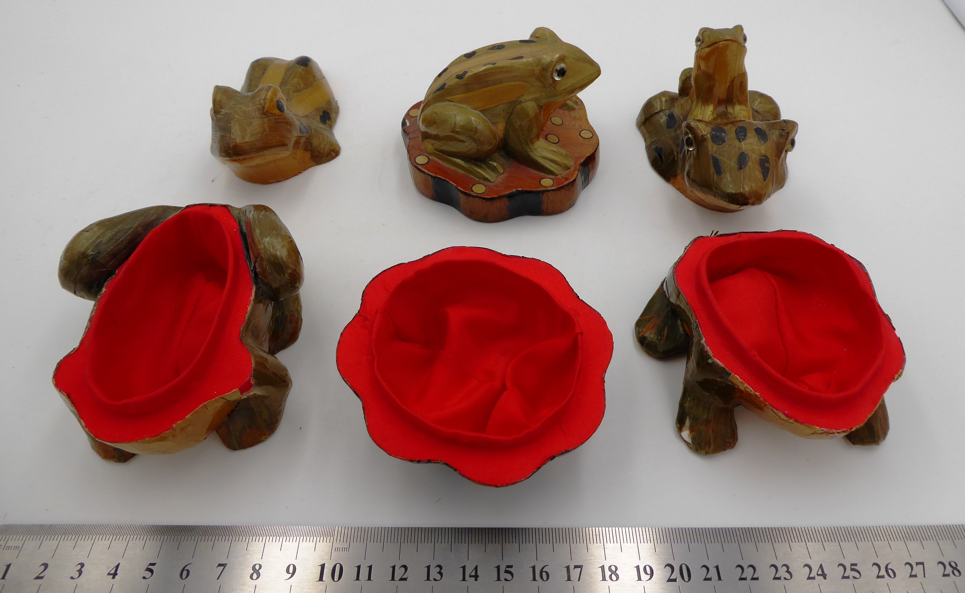 Groupe de trois boites grenouilles intérieur tapisé