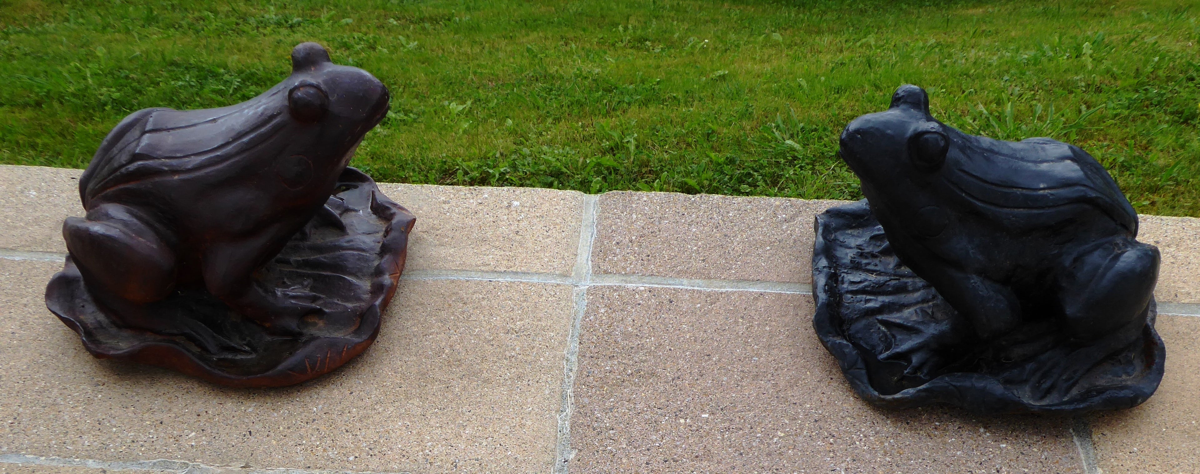 Paire de grenouilles de jardin en fonte "Hommage à Bernard LOISEAU"
