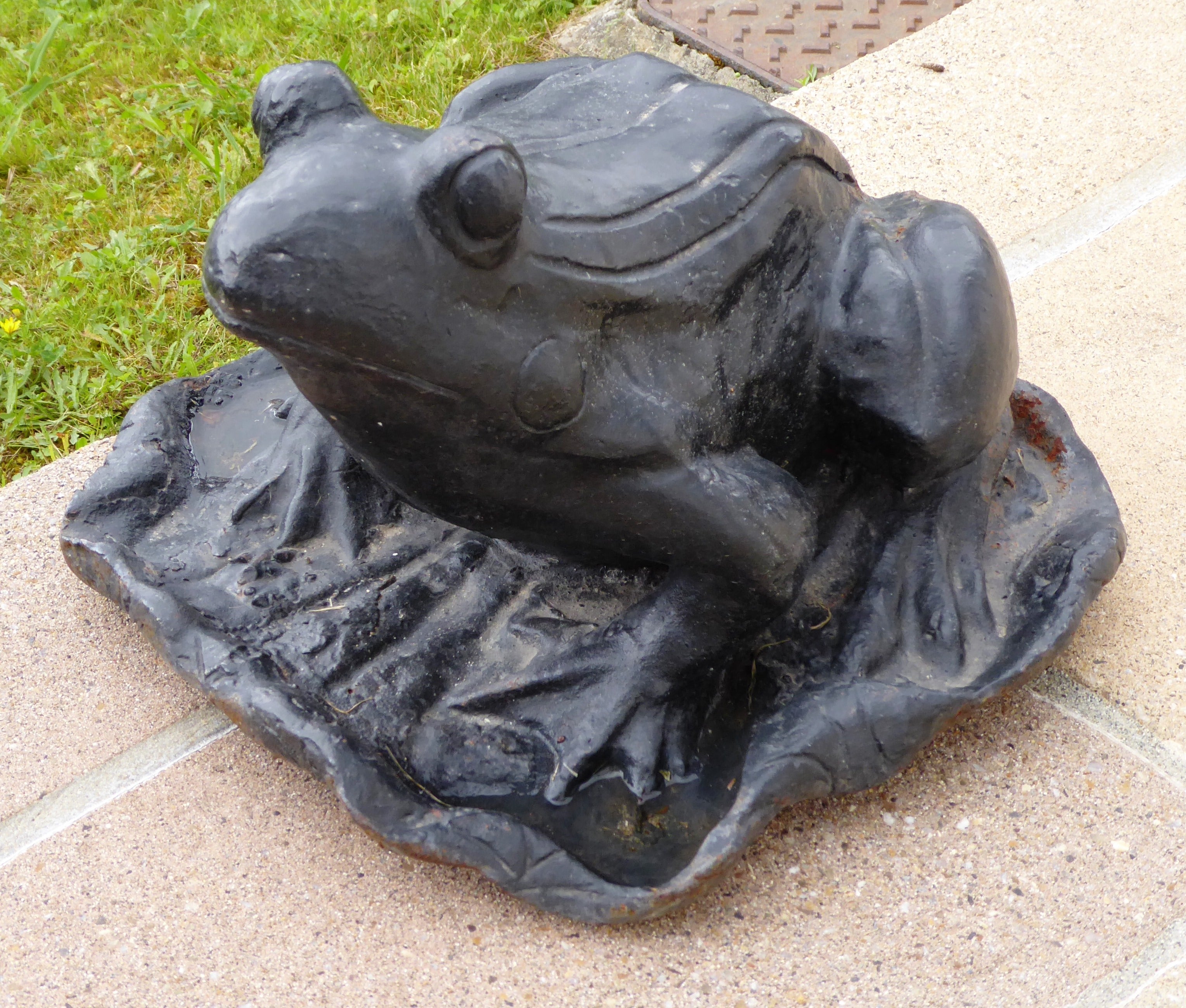 Paire de grenouilles de jardin en fonte "Hommage à Bernard LOISEAU"