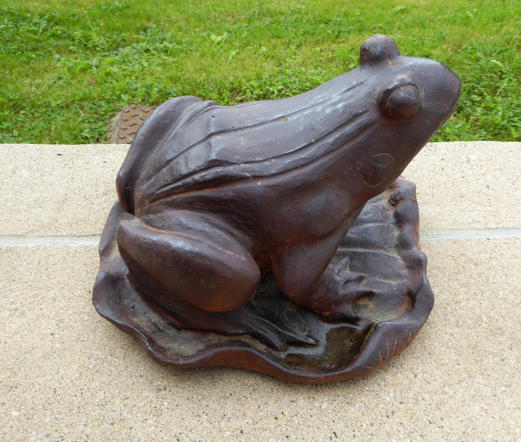 Paire de grenouilles de jardin en fonte "Hommage à Bernard LOISEAU"
