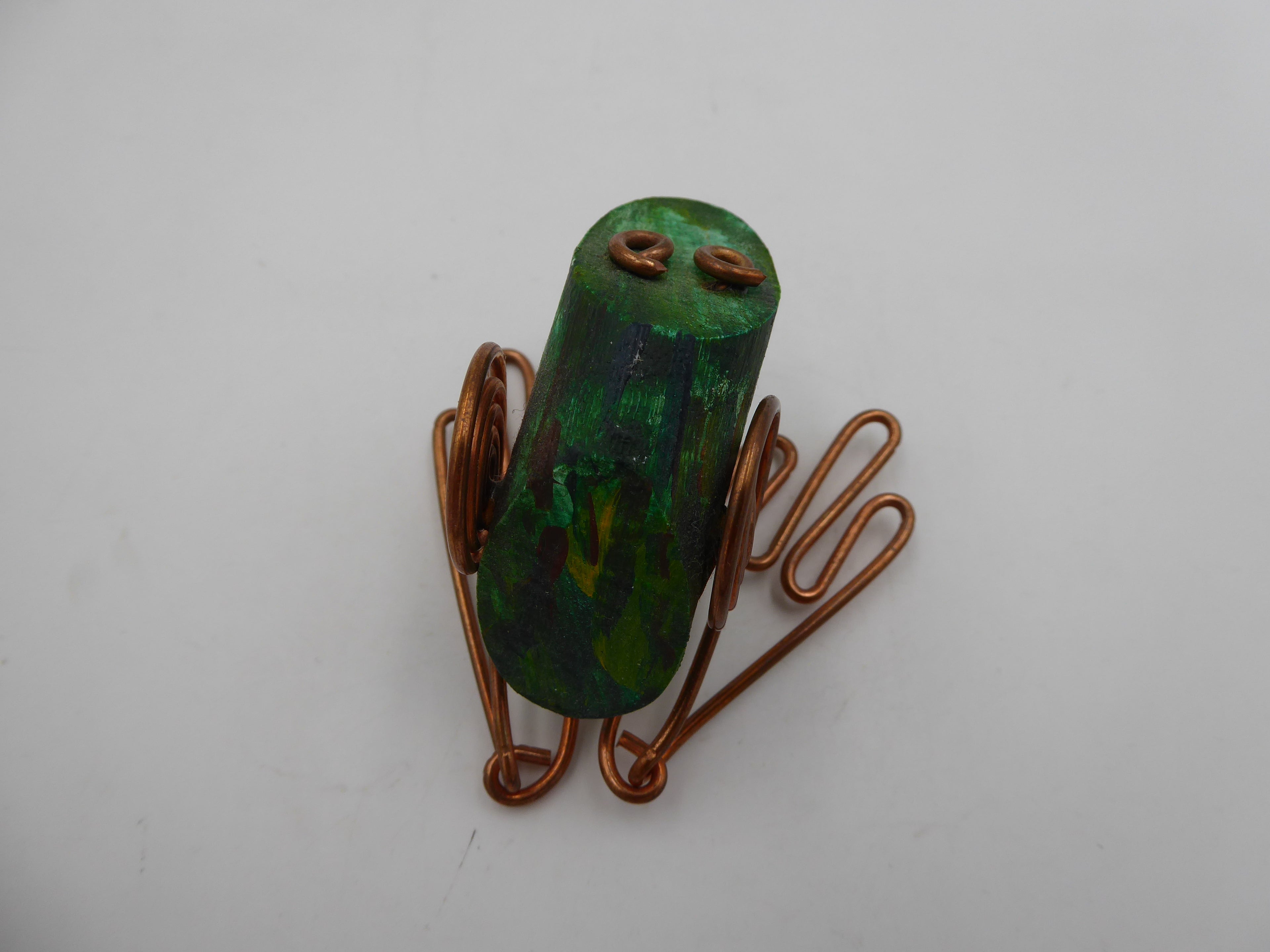 Grenouille fil de cuivre et bois peint