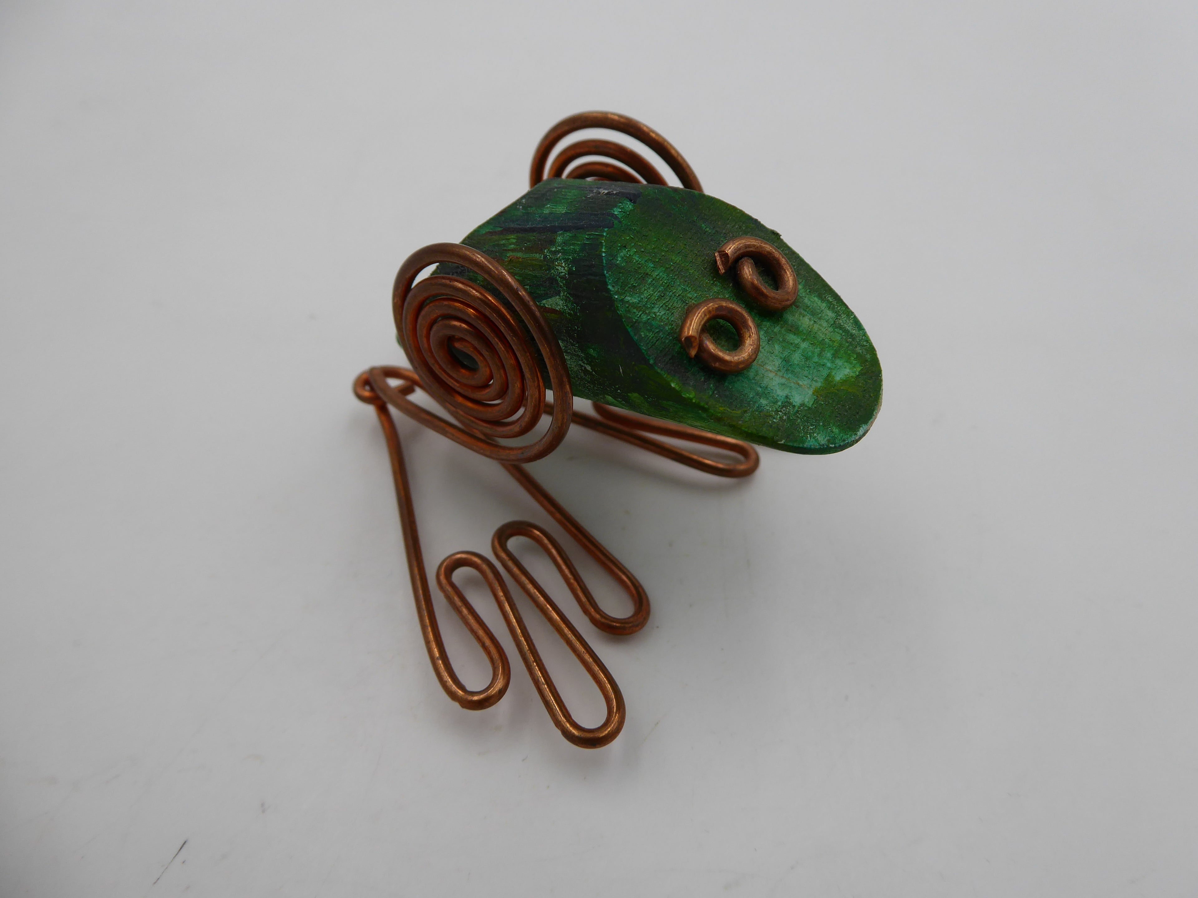 Grenouille fil de cuivre et bois peint