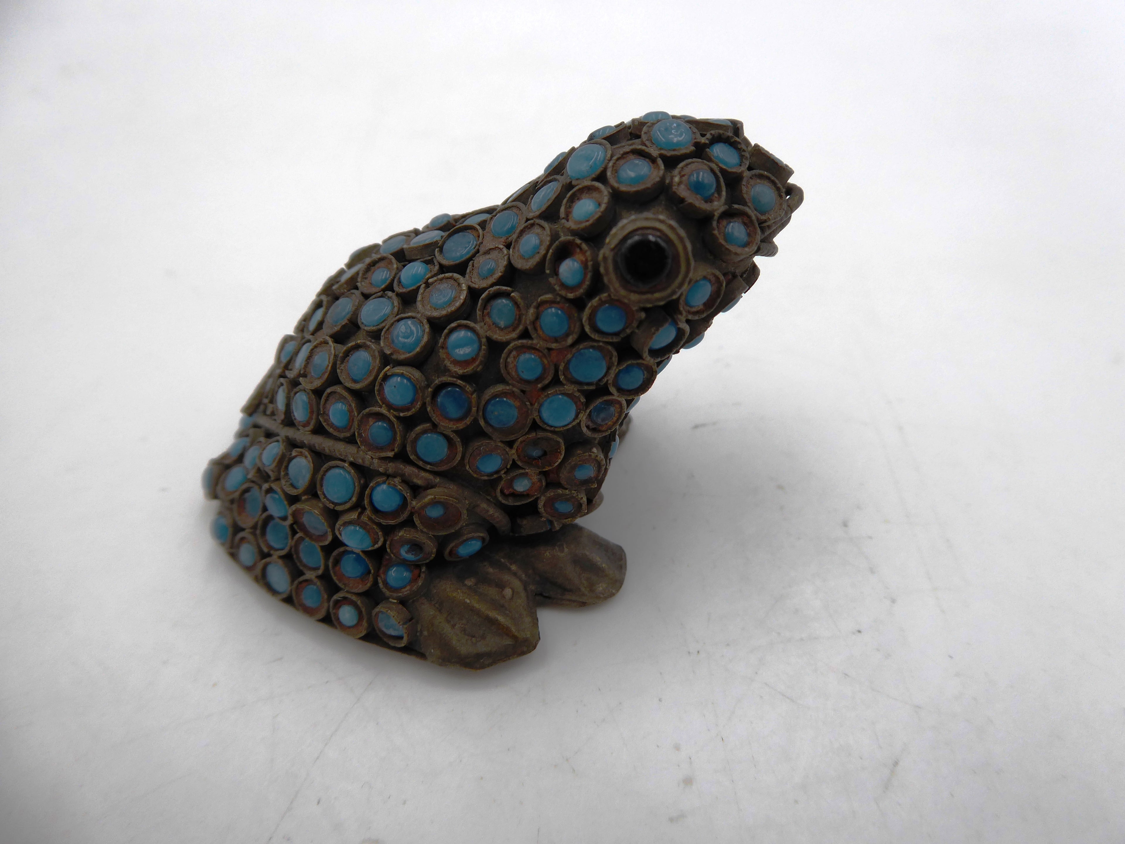 Vieille grenouille africaine en tôle laiton émaillée bleu ciel