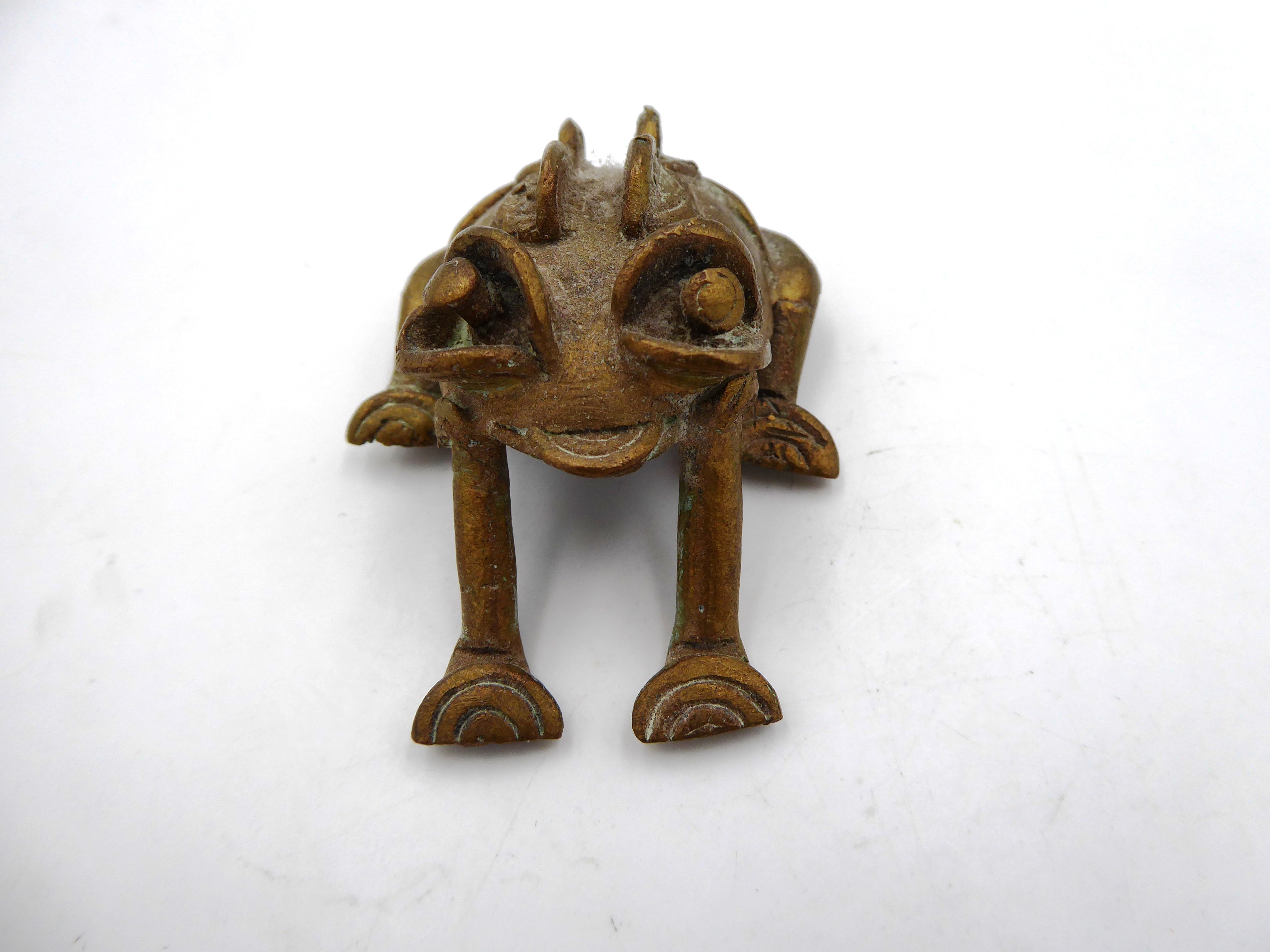 Vieille grenouille en laiton