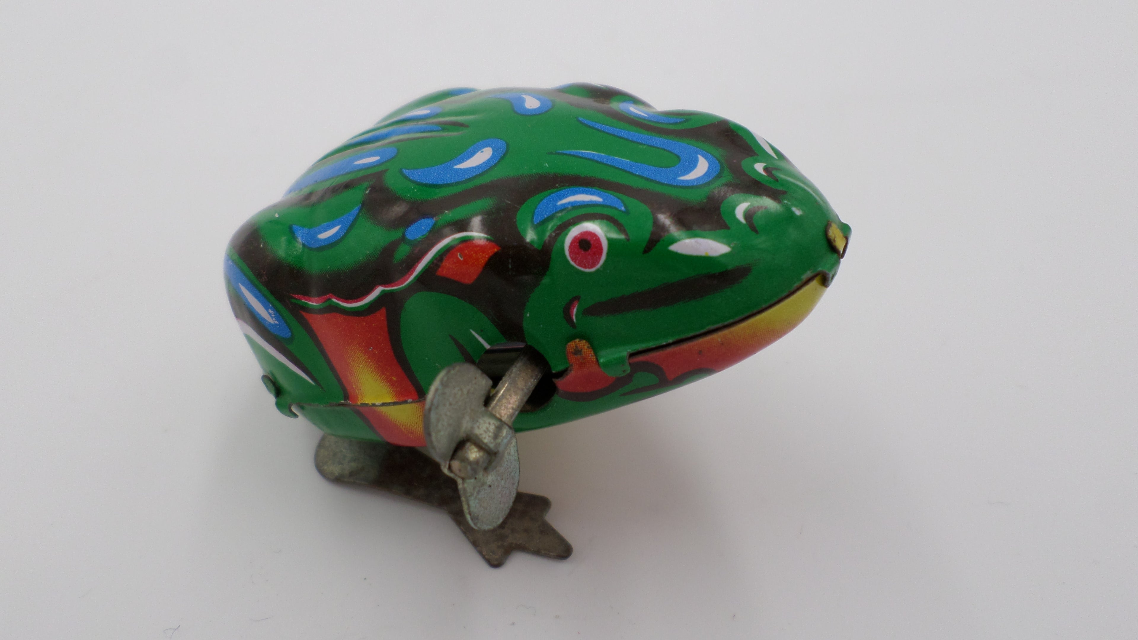 Grenouille sauteuse en tôle peinte