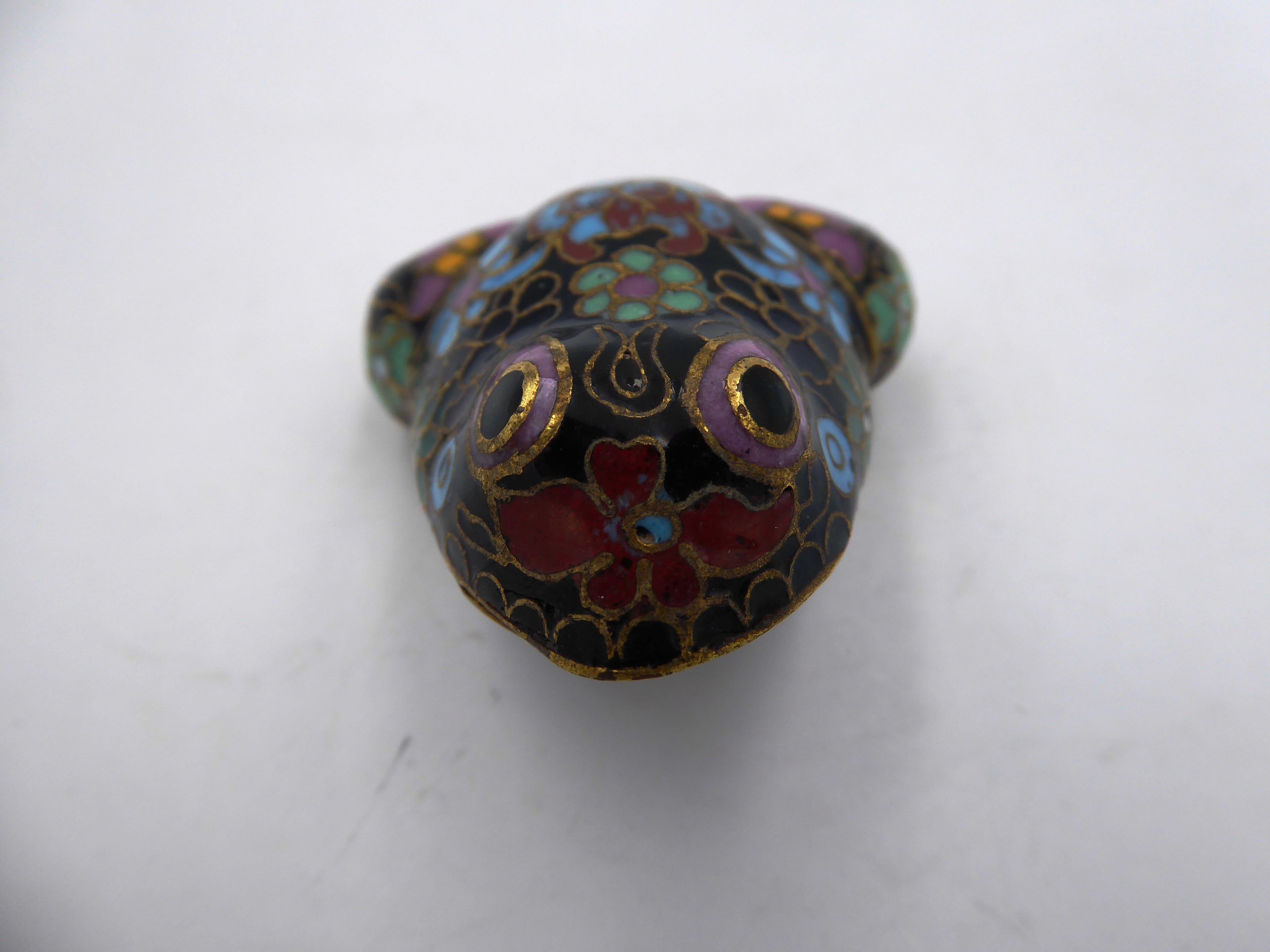 Petite grenouille en laiton en émail cloisonné