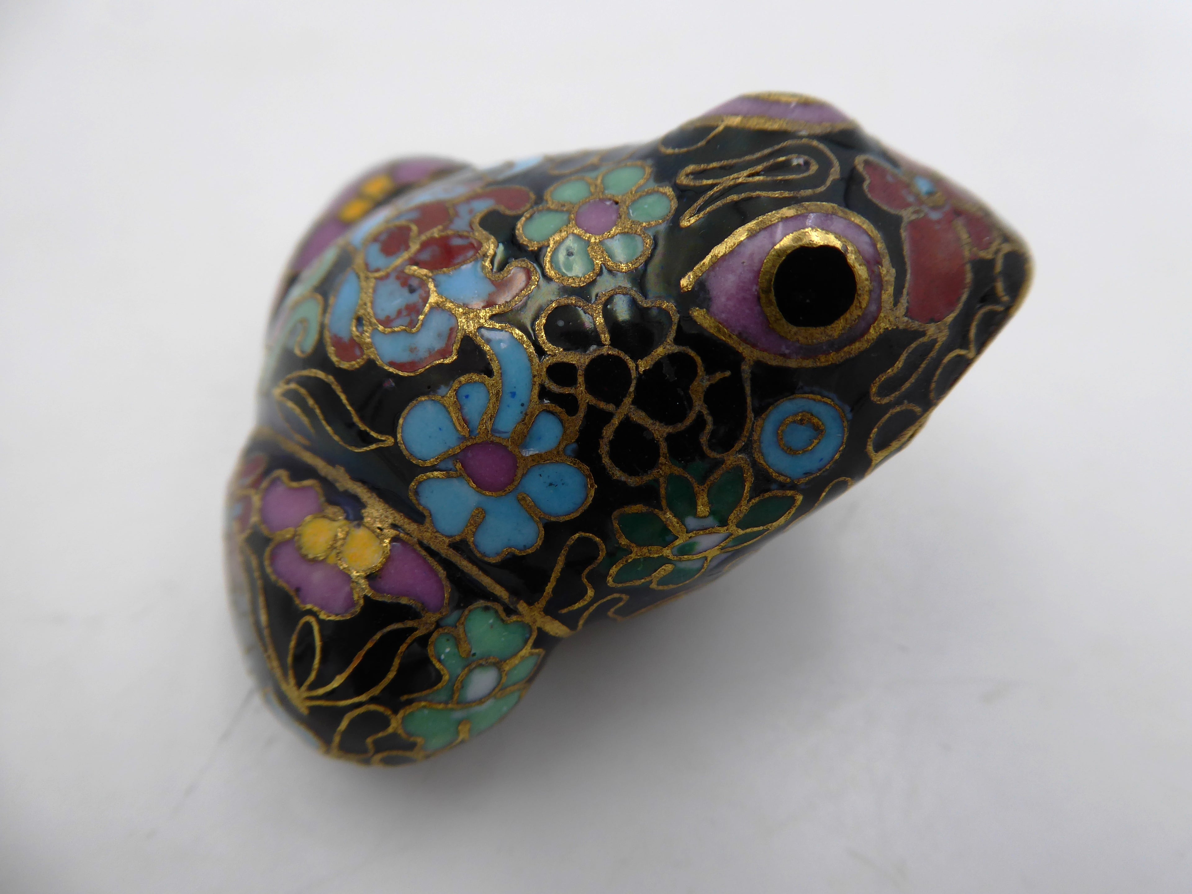 Petite grenouille en laiton en émail cloisonné