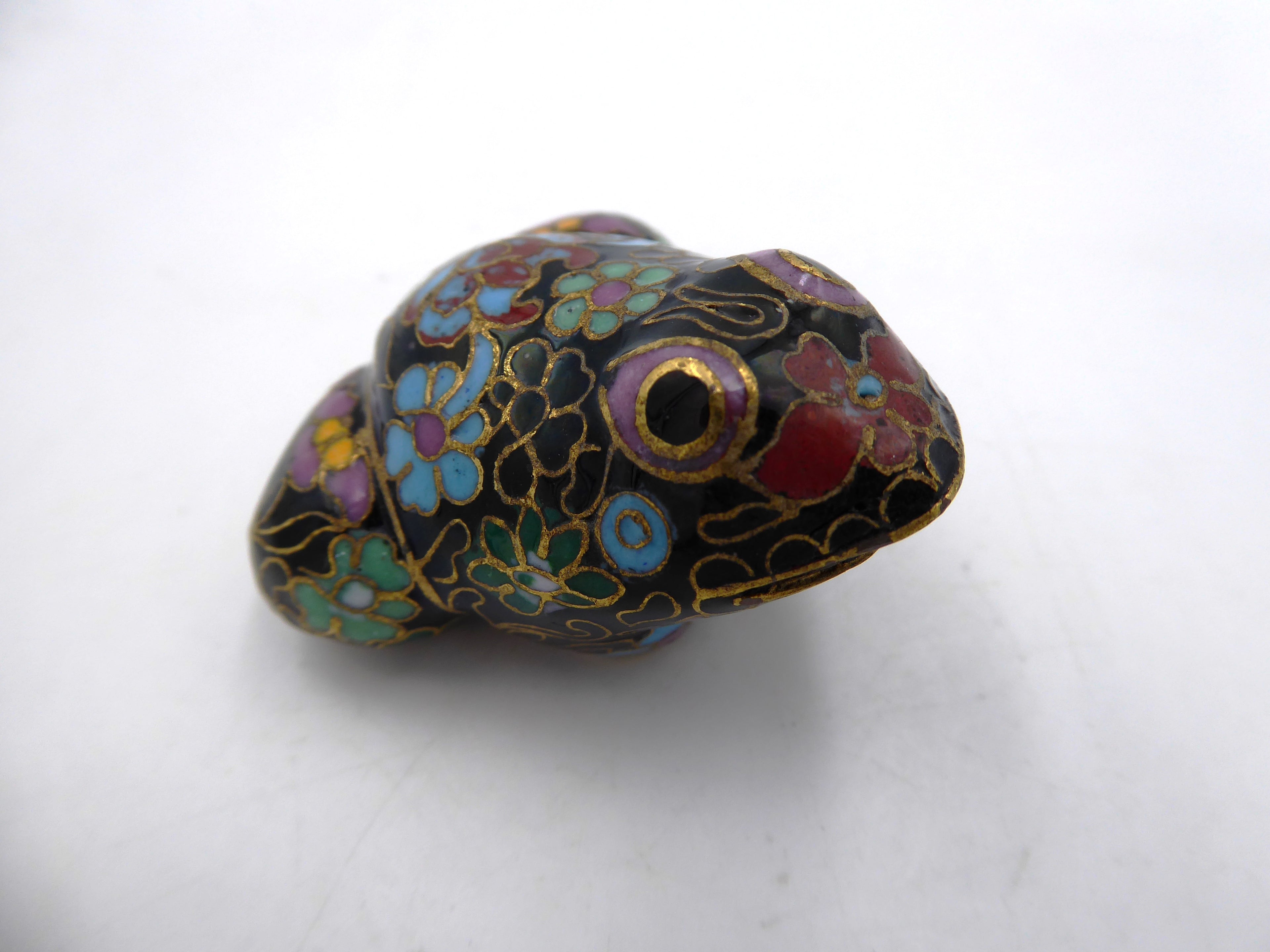 Petite grenouille en laiton en émail cloisonné