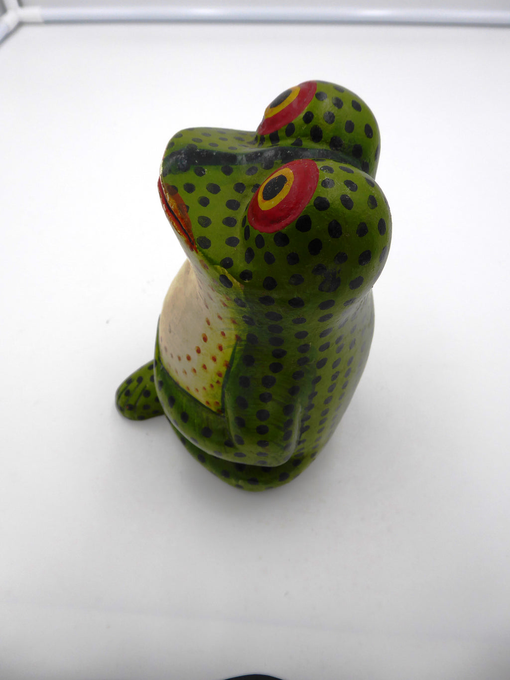 Vieille grosse grenouille en bois peinte zen