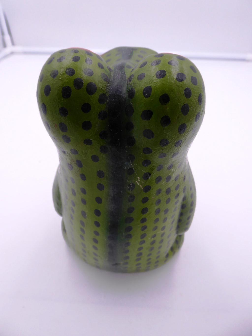Vieille grosse grenouille en bois peinte zen