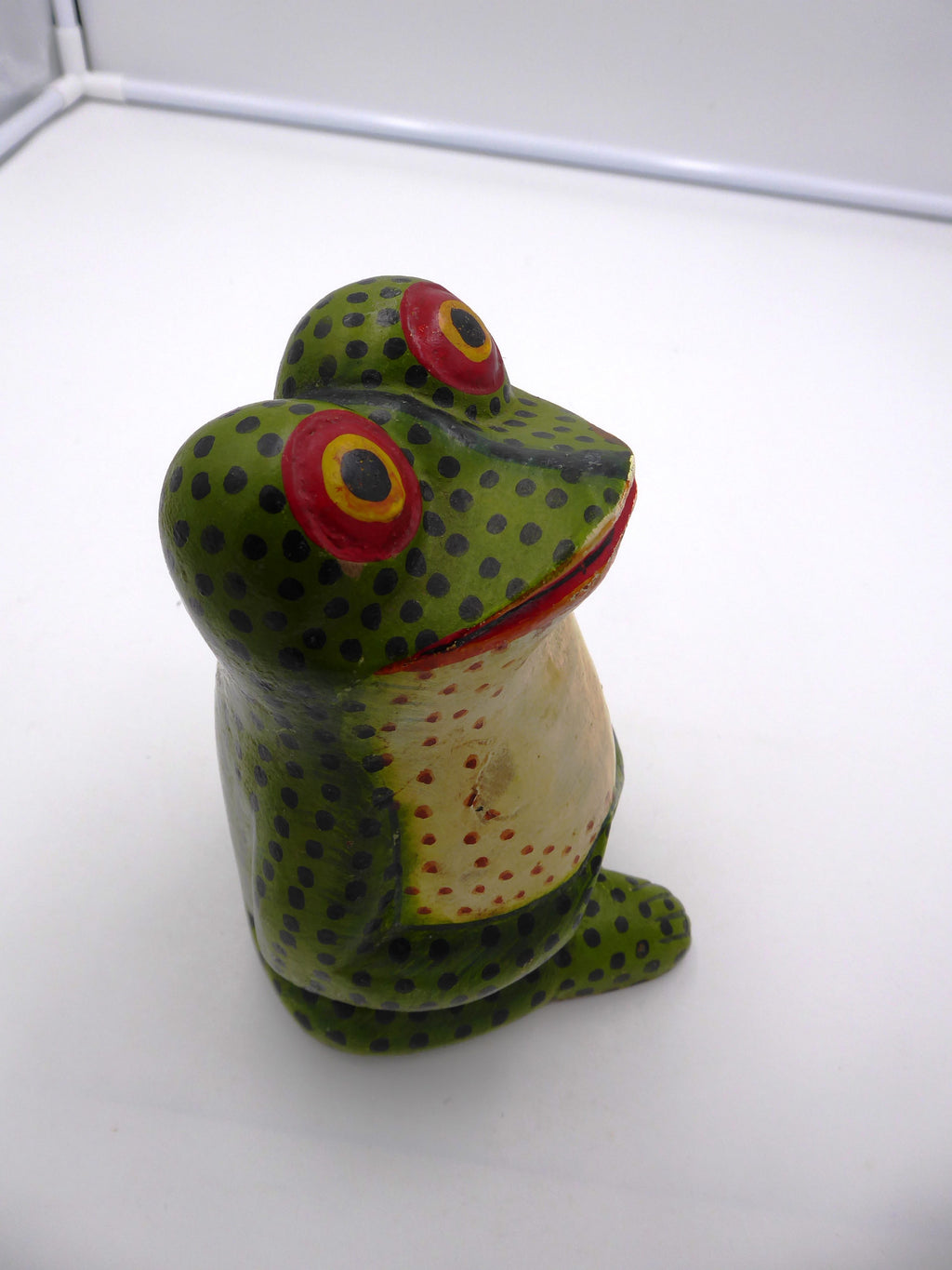 Vieille grosse grenouille en bois peinte zen