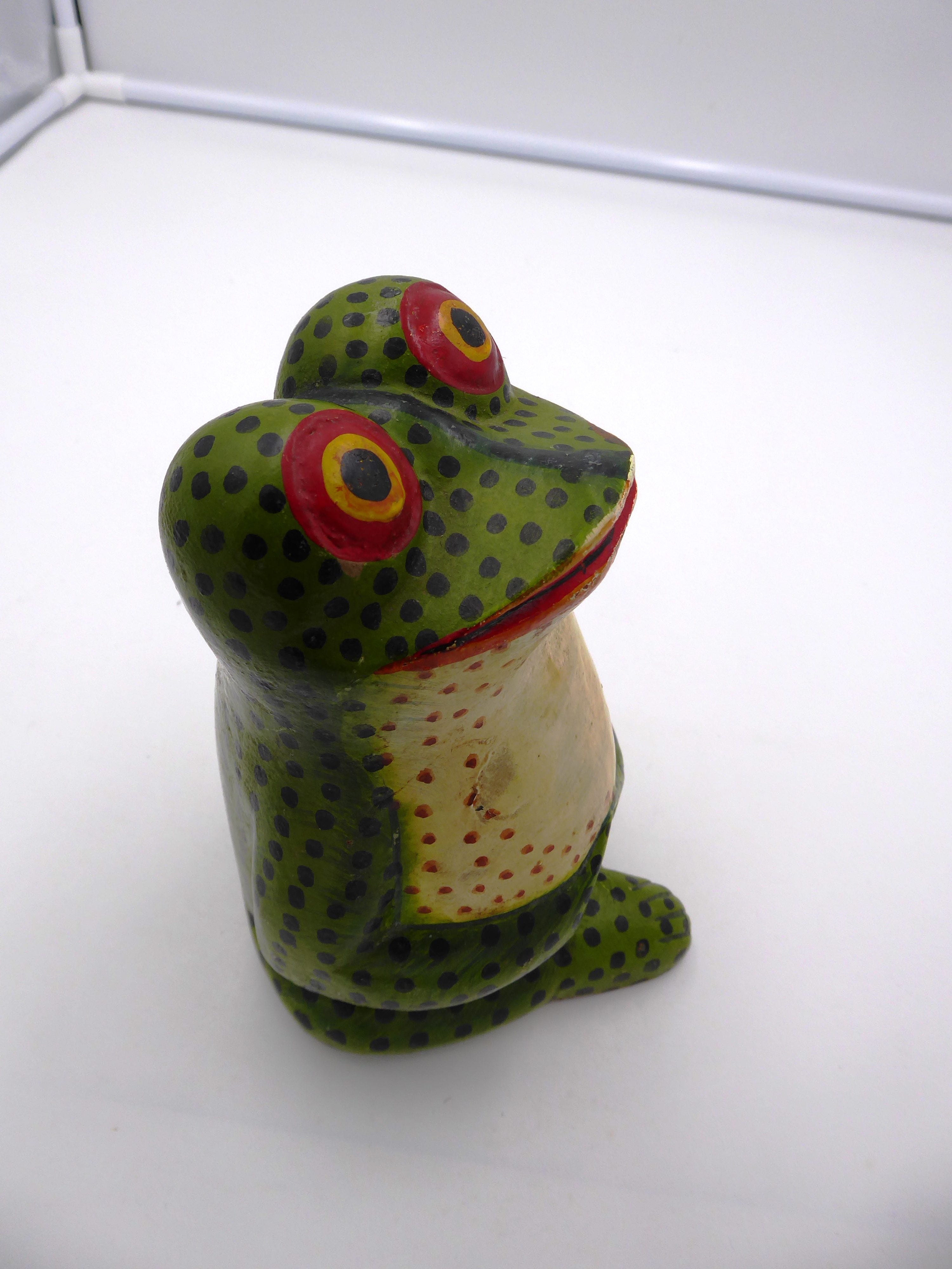 Vieille grosse grenouille en bois peinte zen