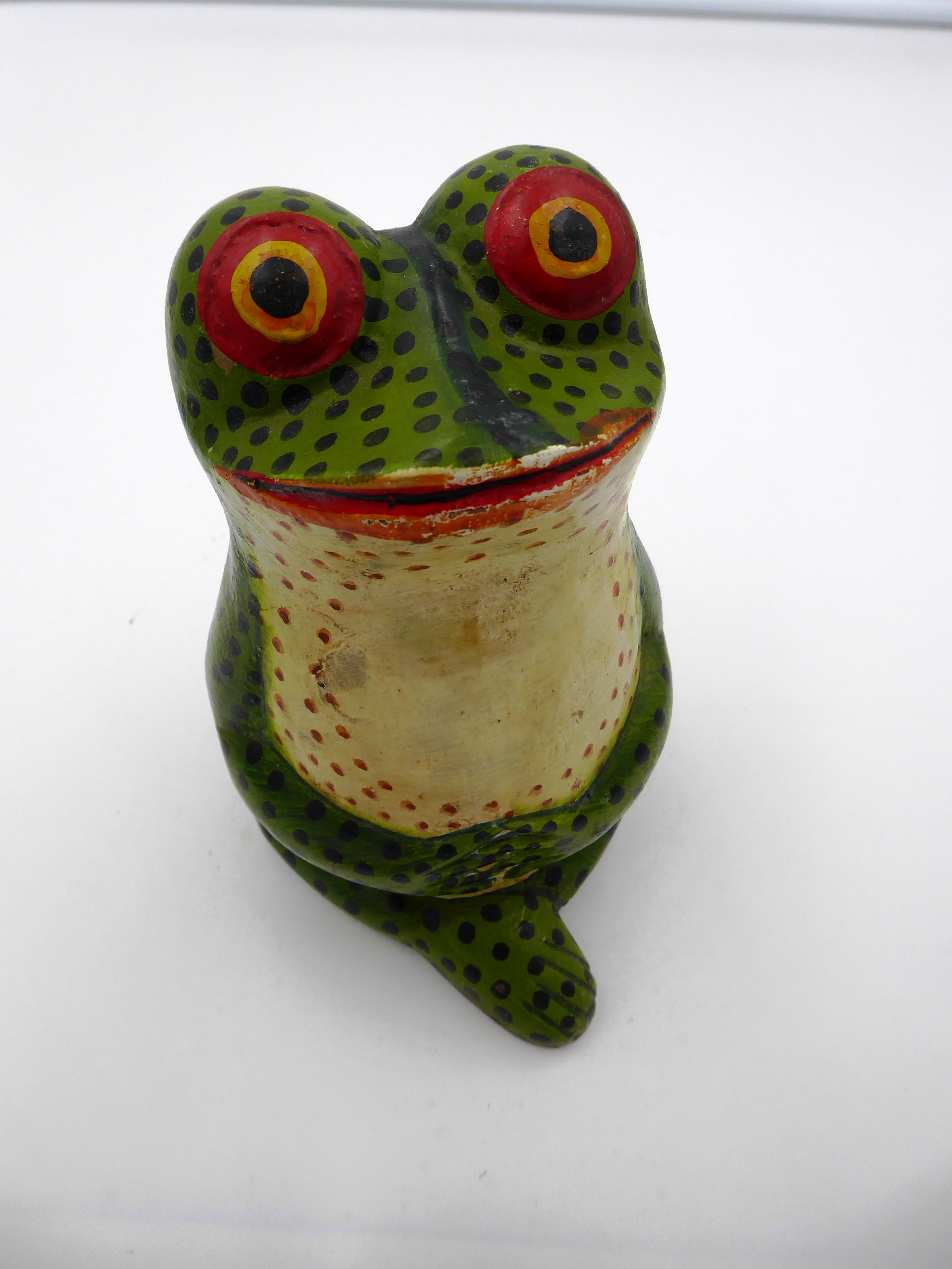 Vieille grosse grenouille en bois peinte zen