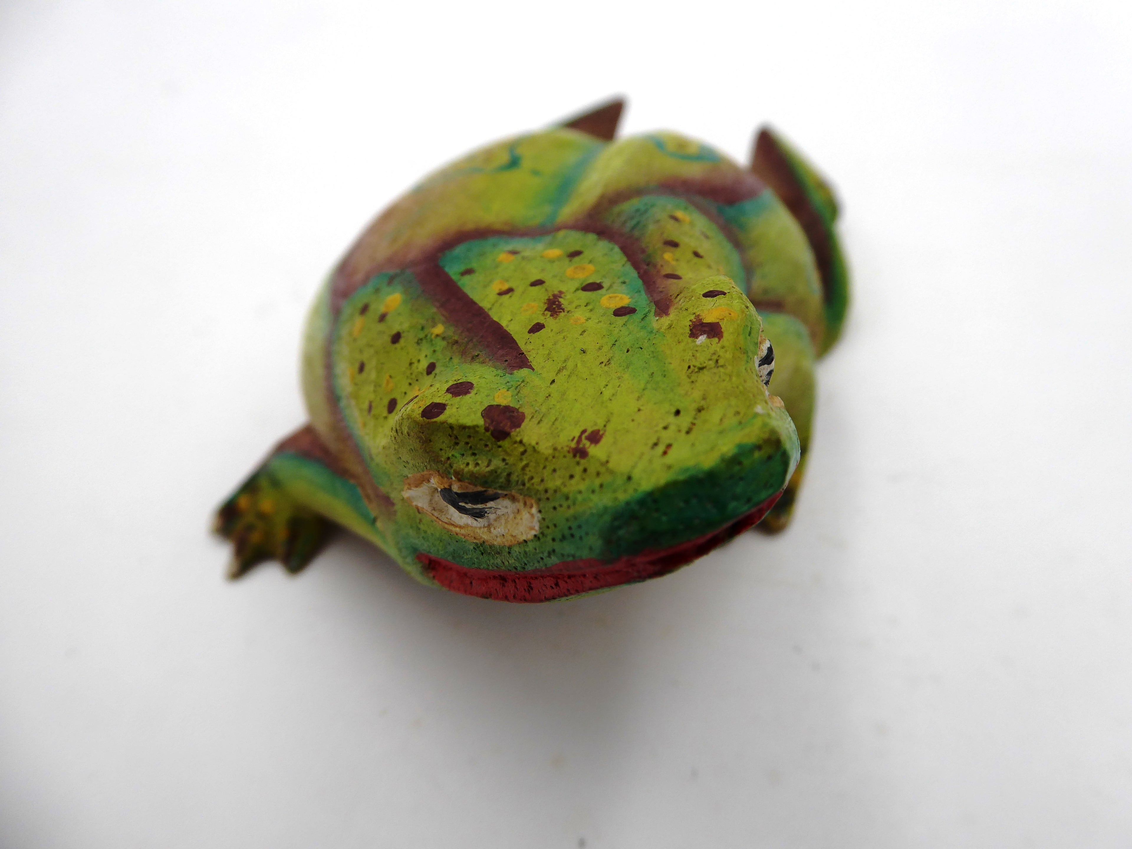 Petite grenouille en bois peint
