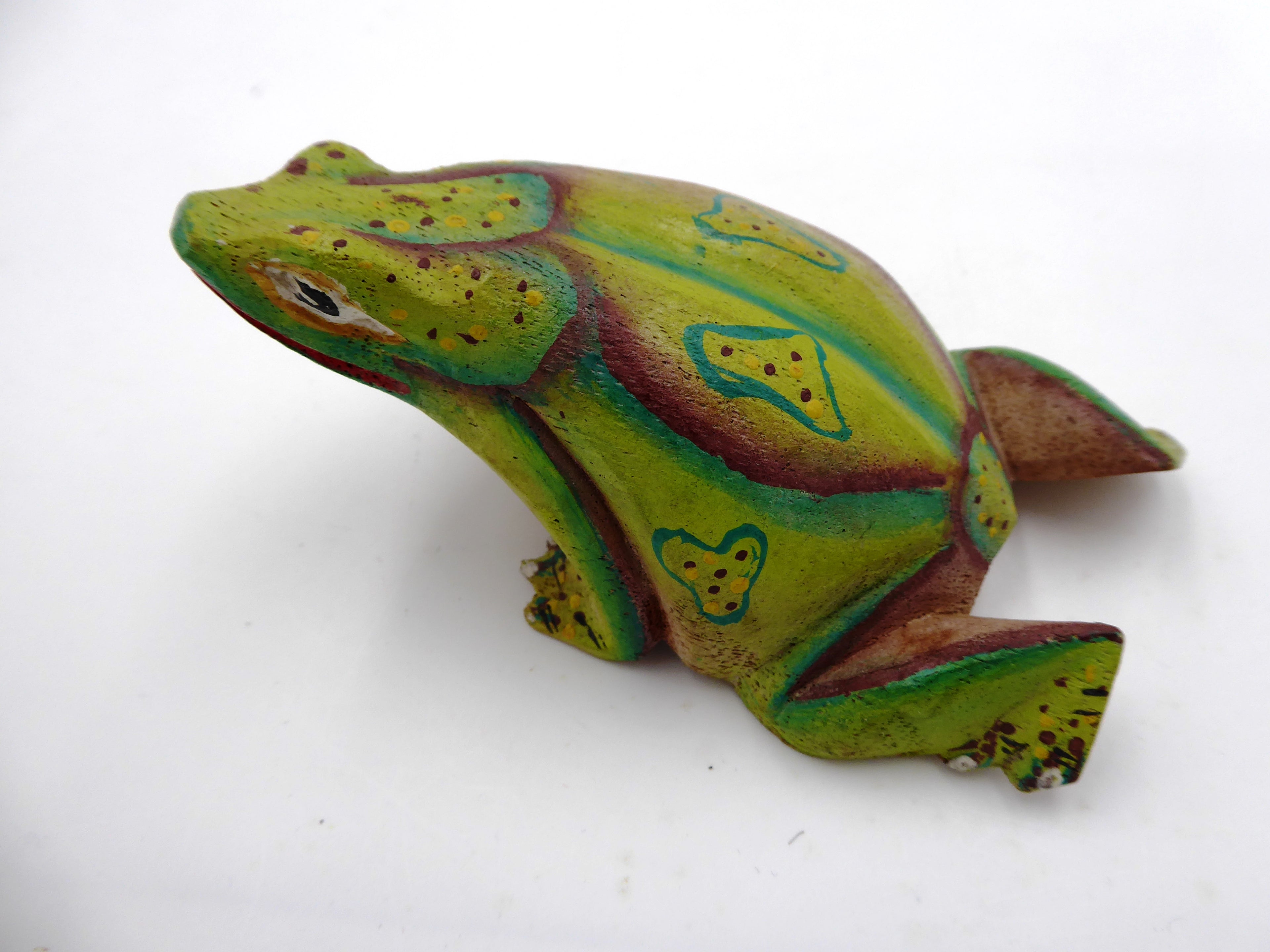 Petite grenouille en bois peint