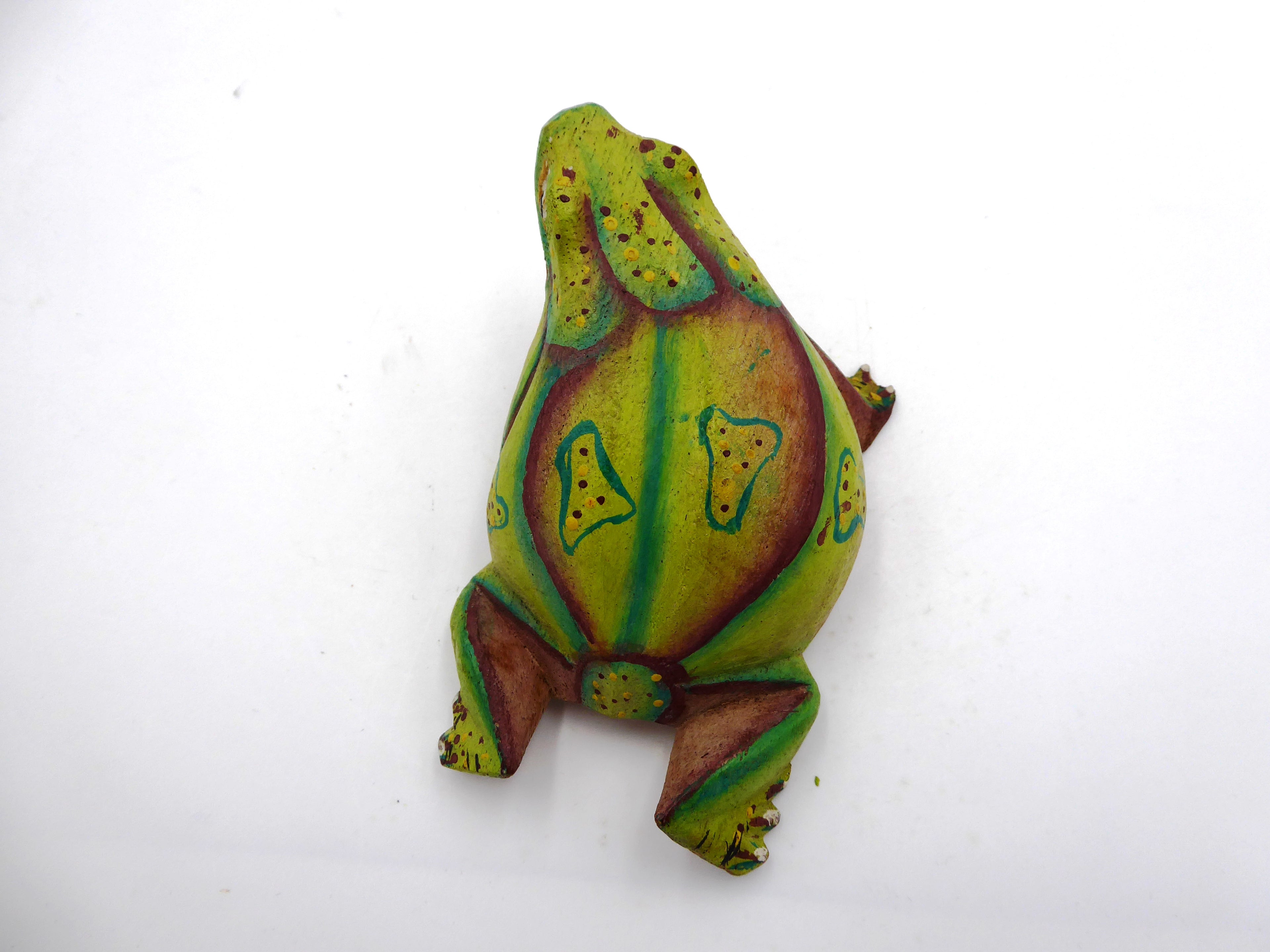 Petite grenouille en bois peint