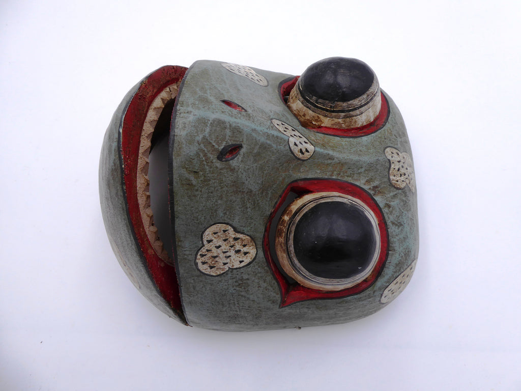 Vieux masque en bois peint avec bouche mobile