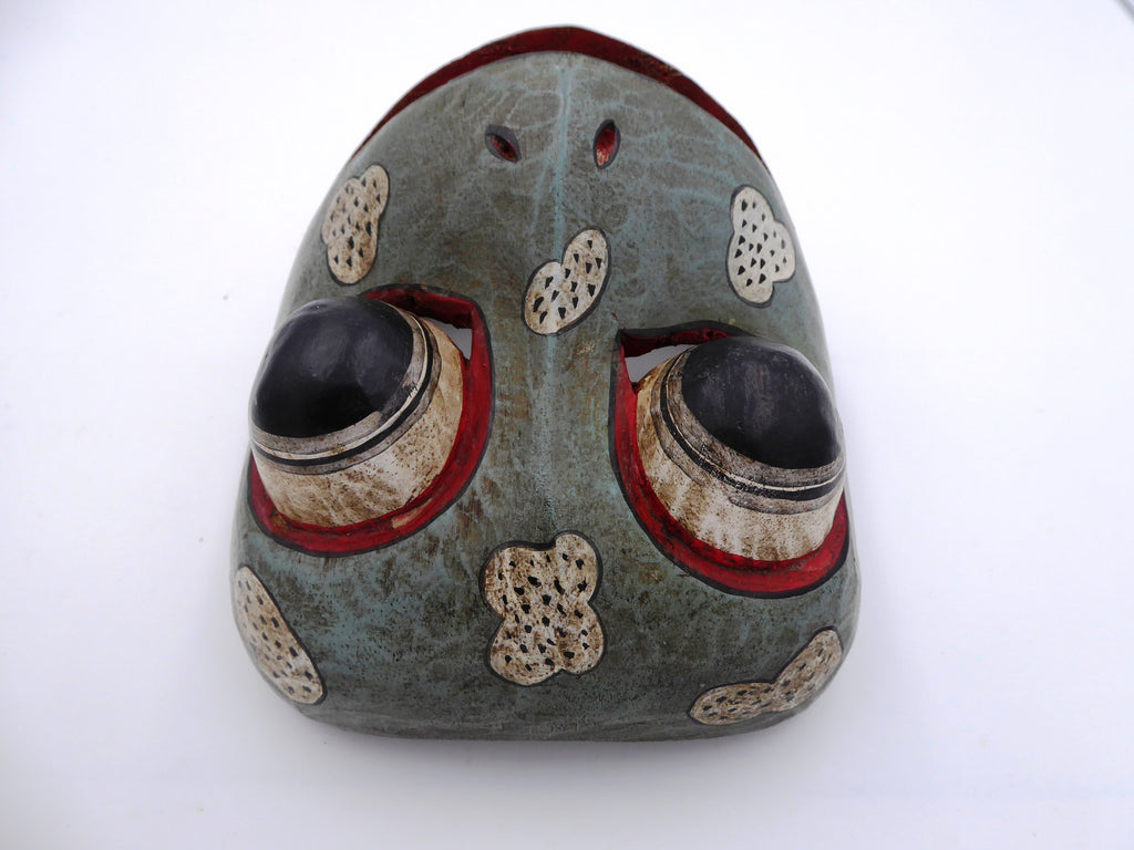 Vieux masque en bois peint avec bouche mobile