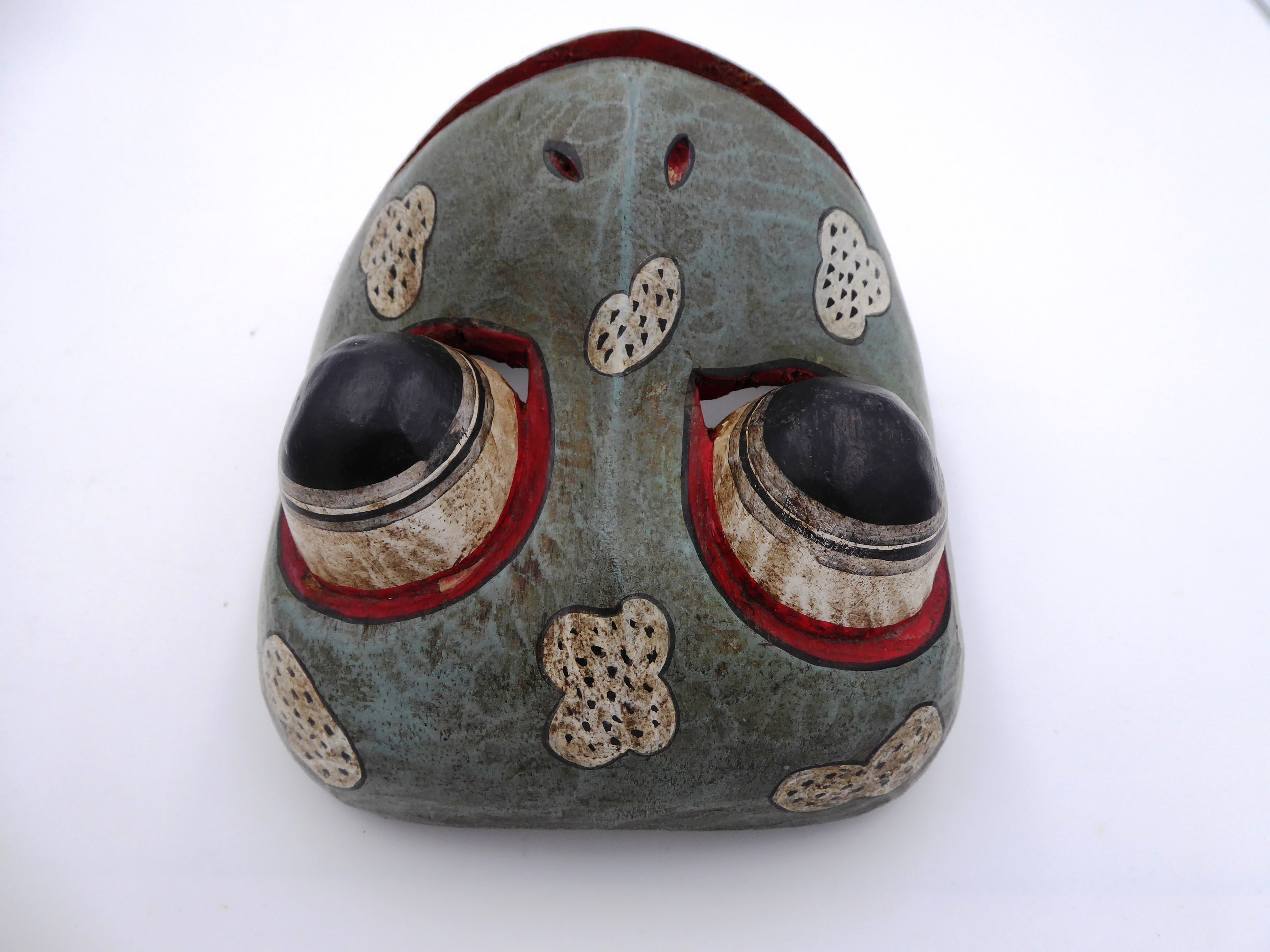 Vieux masque en bois peint avec bouche mobile