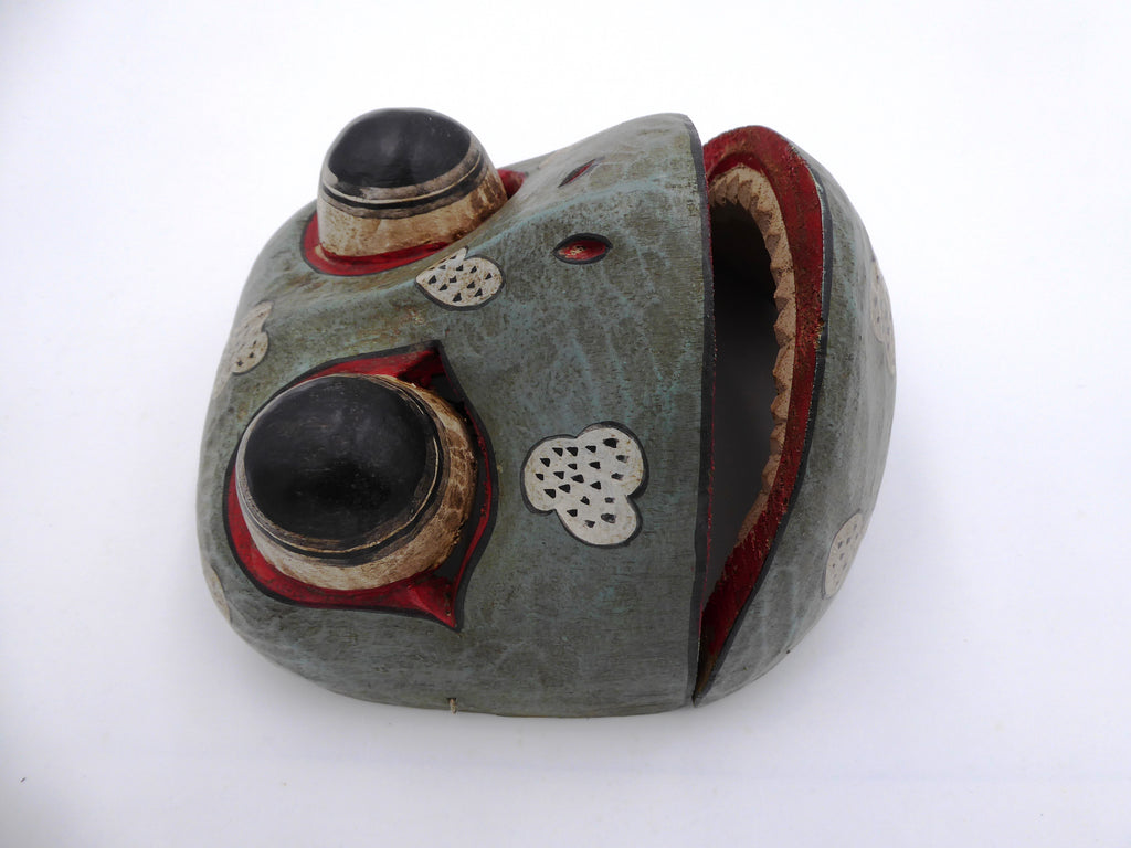 Vieux masque en bois peint avec bouche mobile