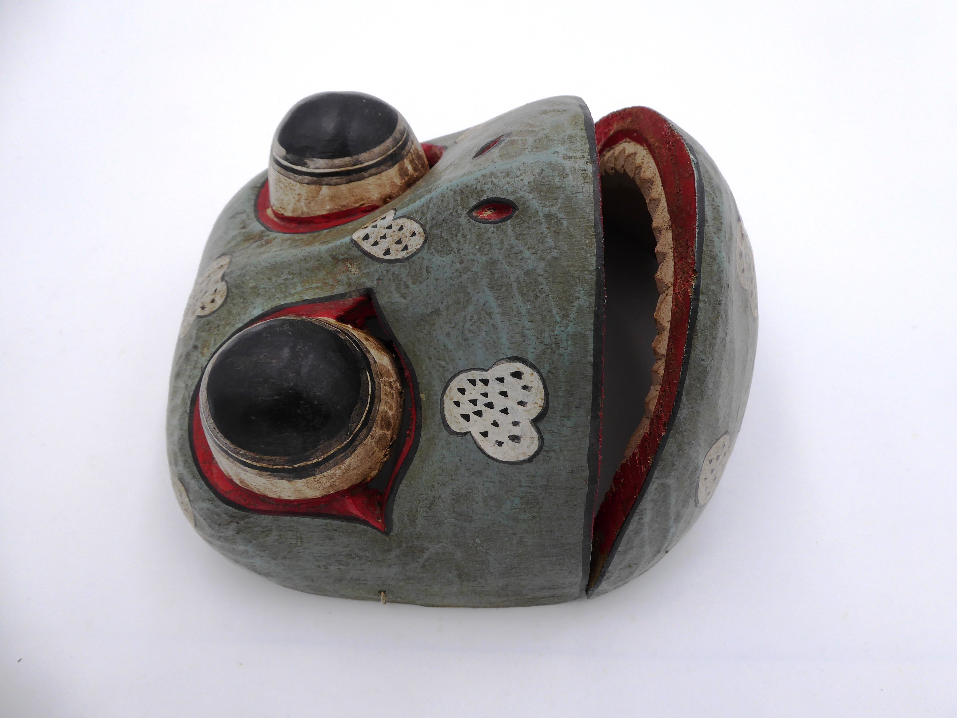 Vieux masque en bois peint avec bouche mobile