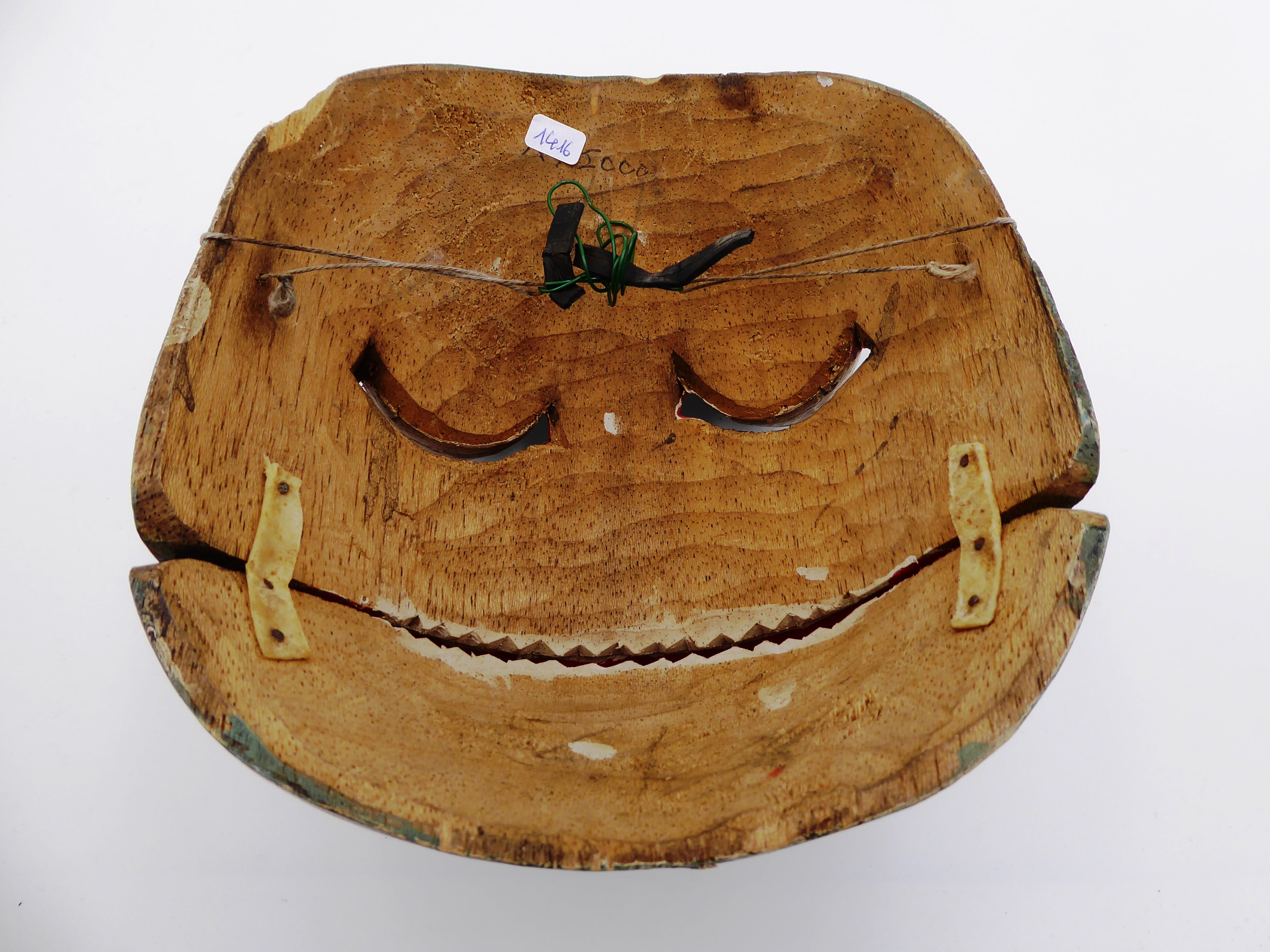 Grande grenouille en bois peint assise à damier