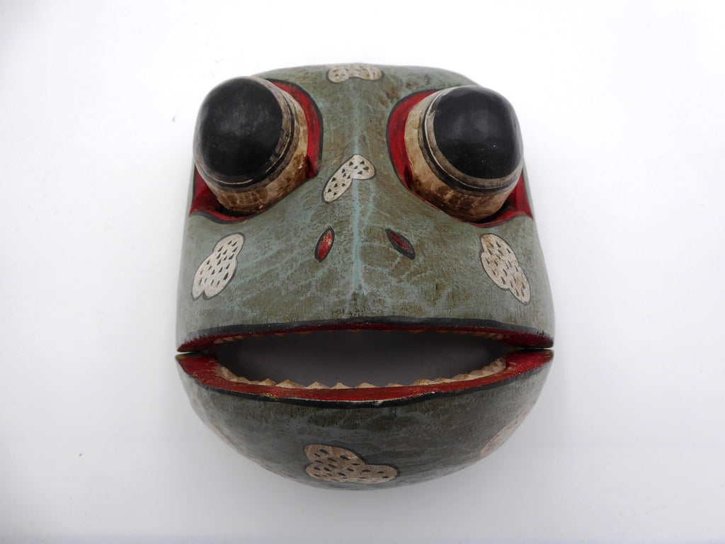 Vieux masque en bois peint avec bouche mobile