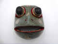 Vieux masque en bois peint avec bouche mobile