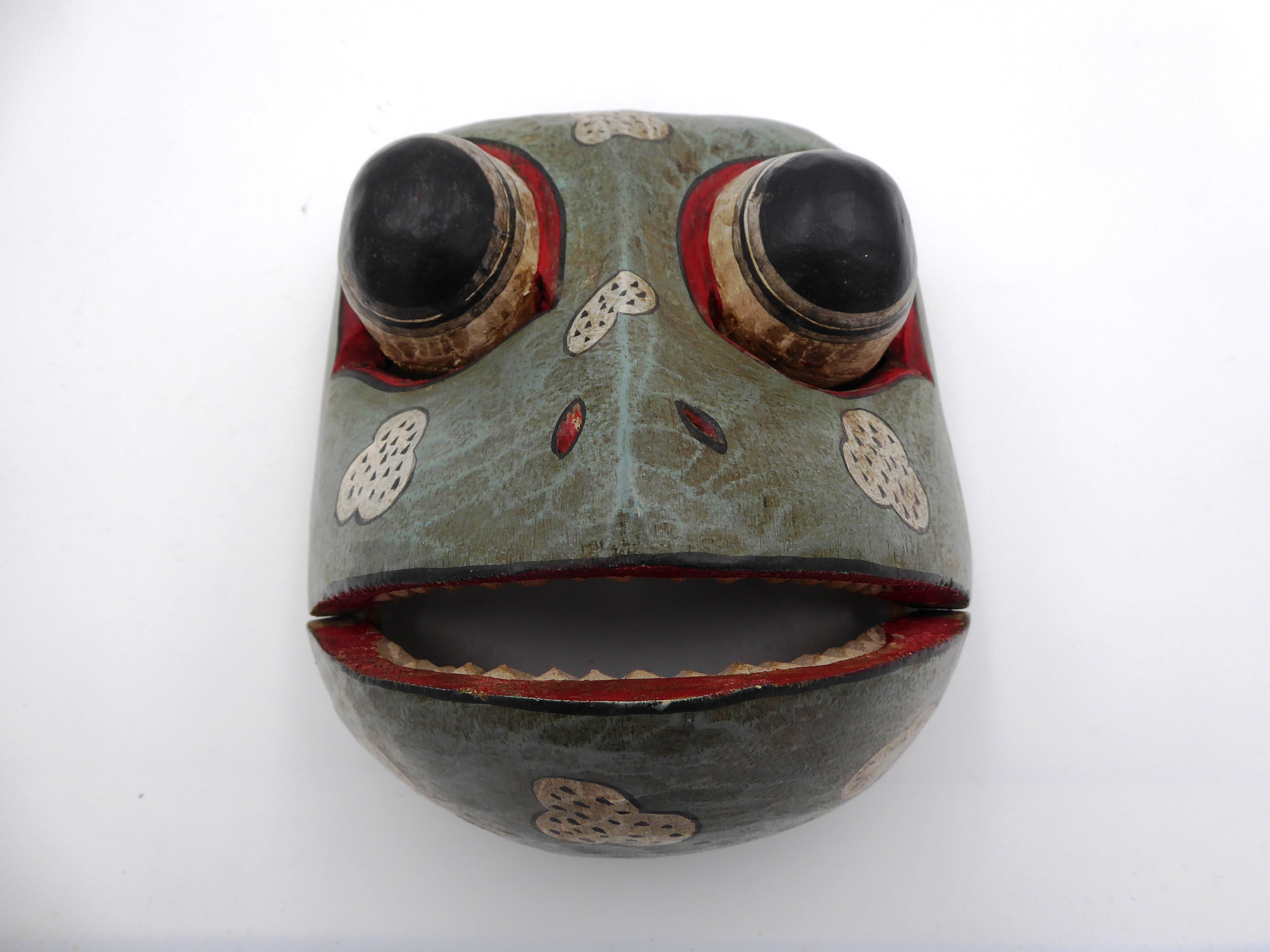 Vieux masque en bois peint avec bouche mobile