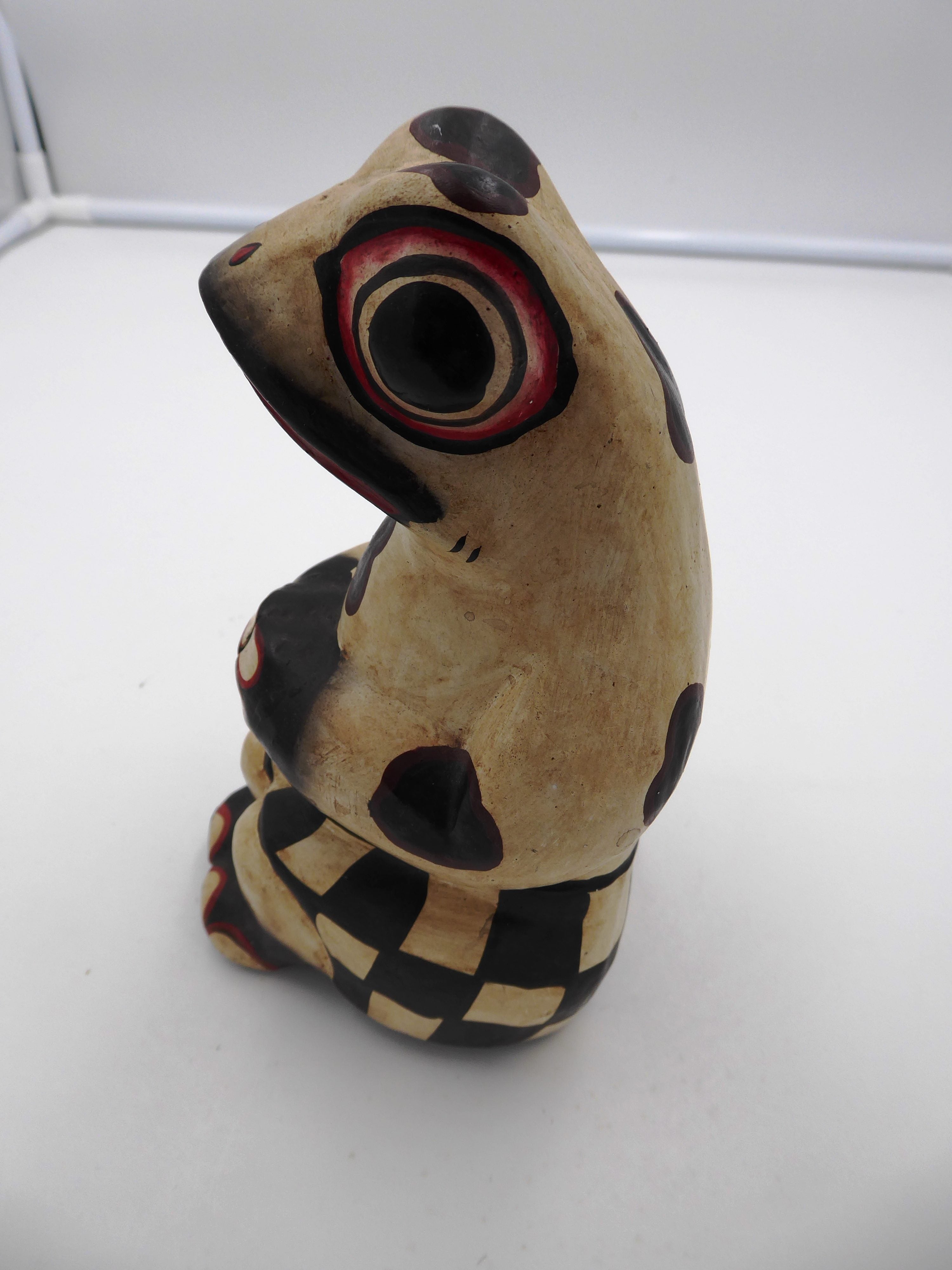 Grande grenouille en bois peint assise à damier