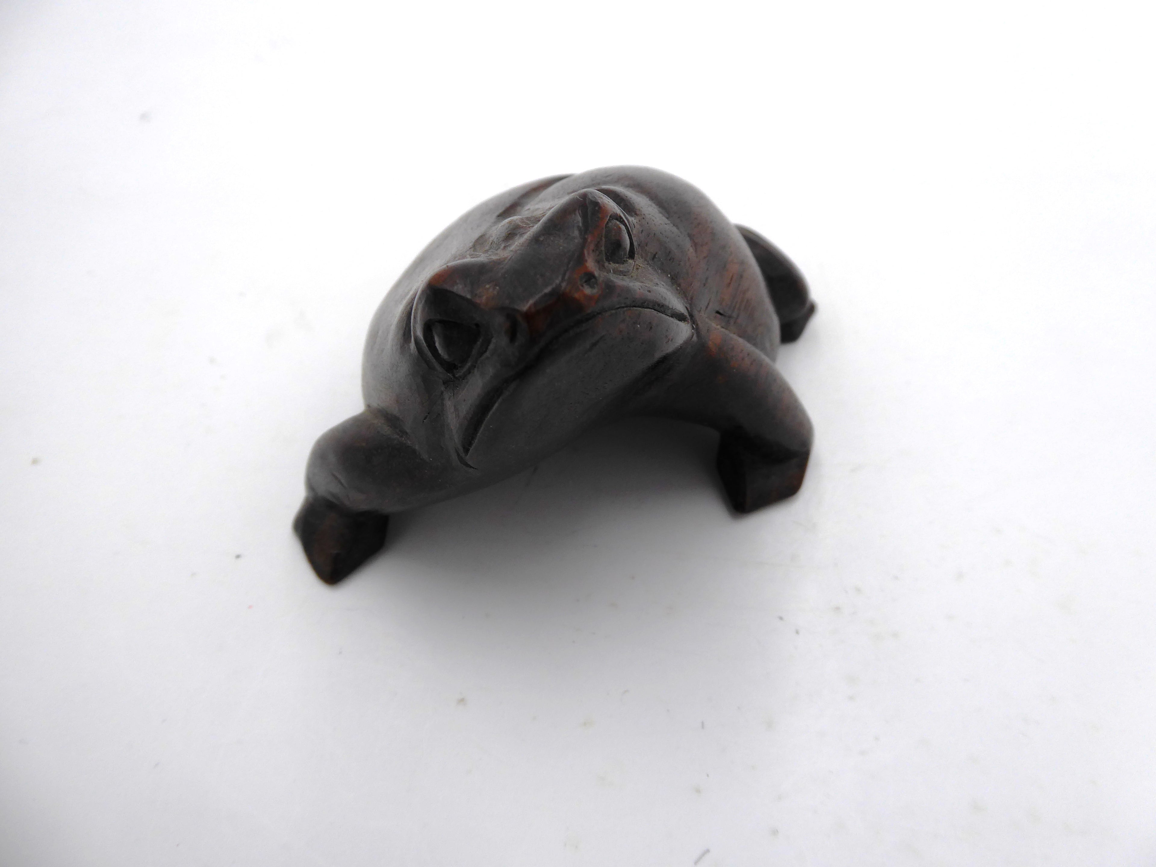 Petite grenouille en bois de palissandre