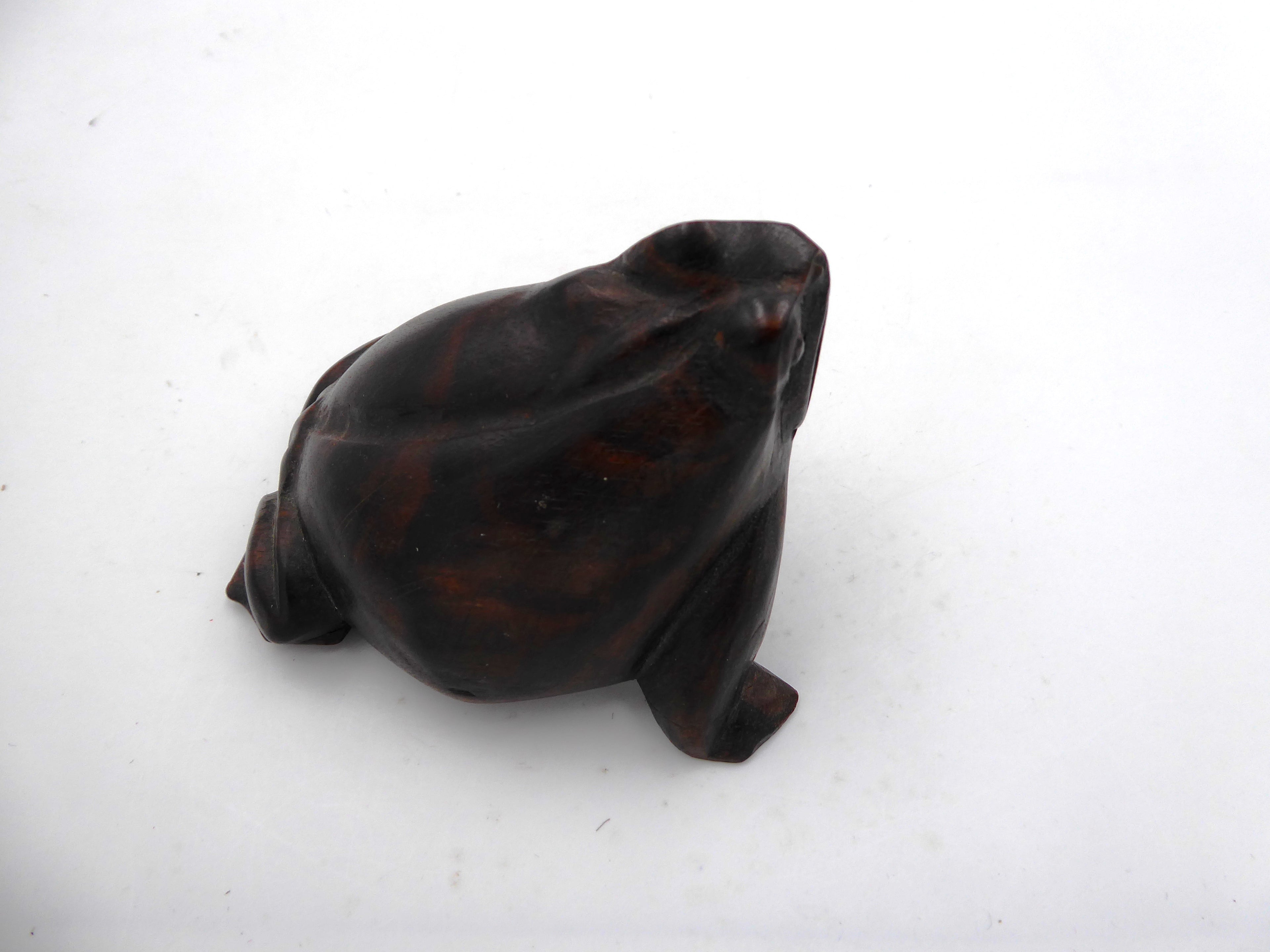 Petite grenouille en bois de palissandre