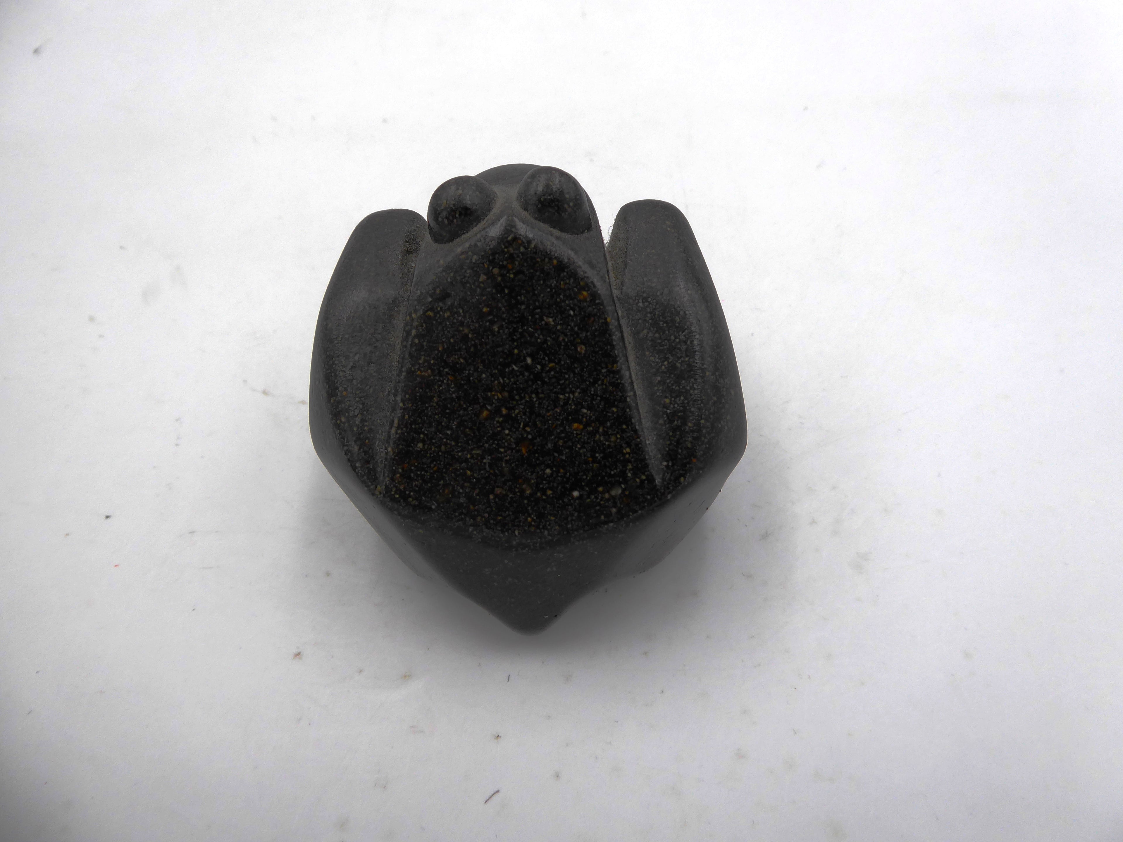 Petite grenouille en bois d'ébène
