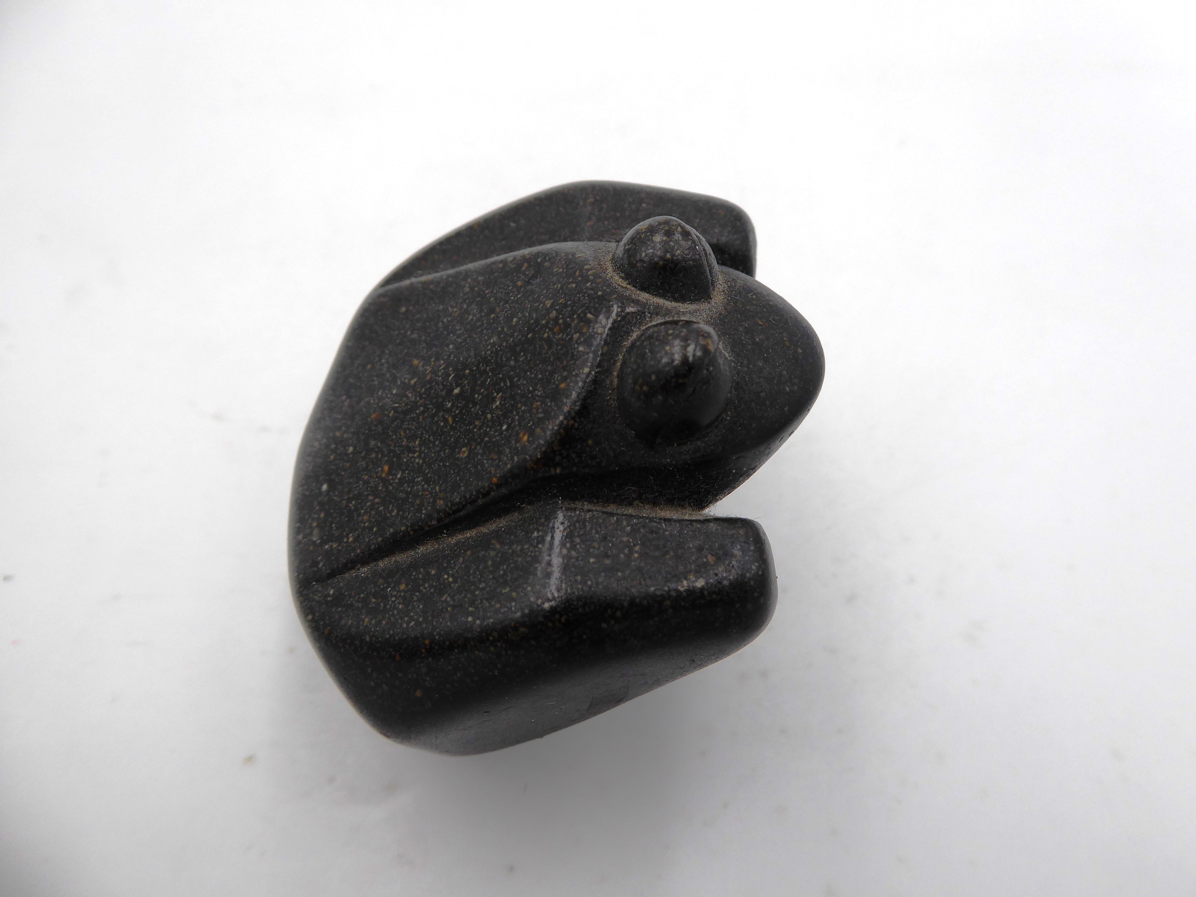 Petite grenouille en bois d'ébène
