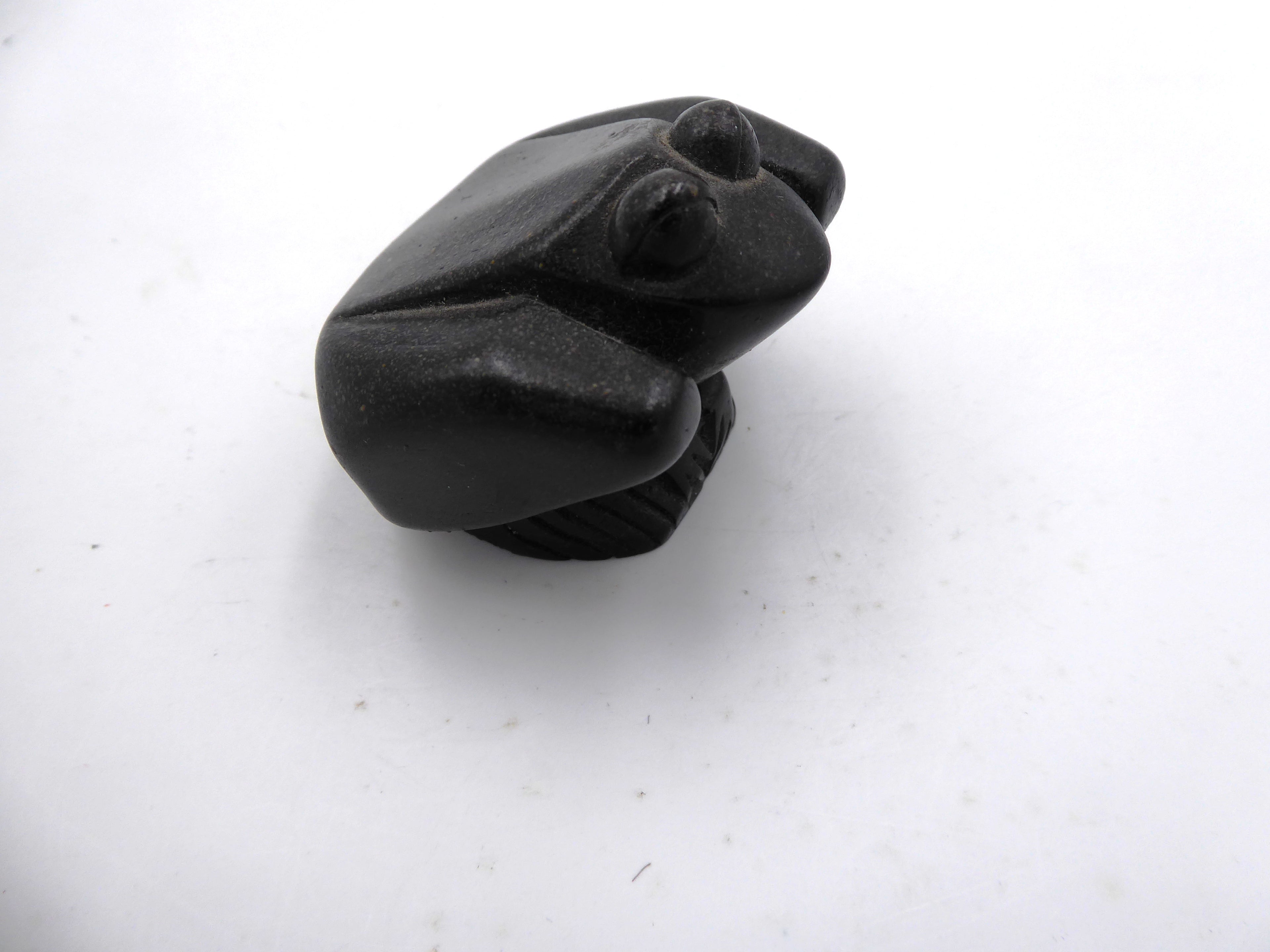 Petite grenouille en bois d'ébène