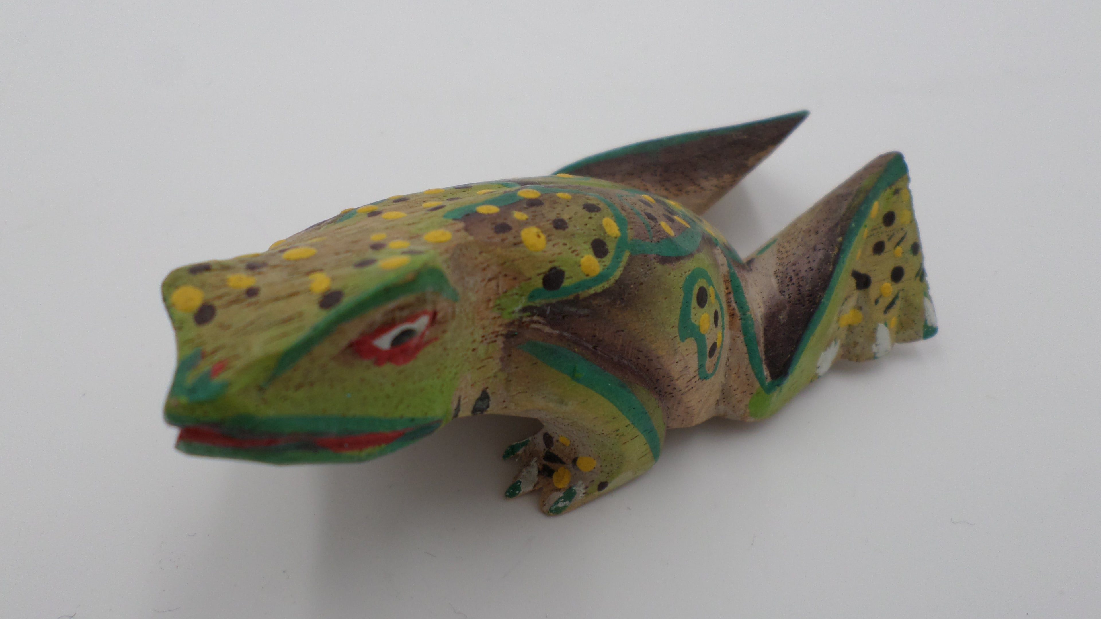Petite grenouille en bois peinte