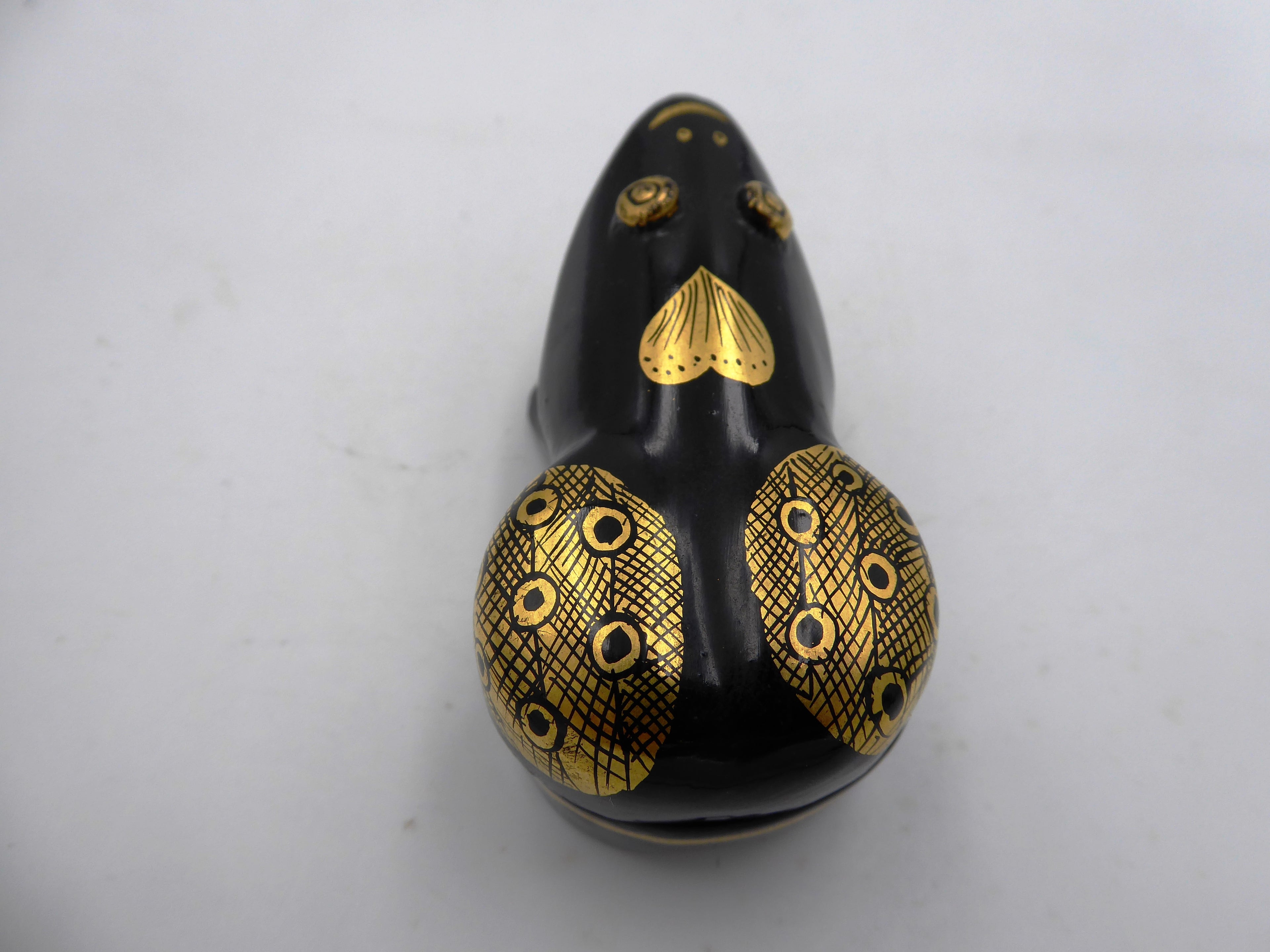 Petite boite à bijoux noire avec motifs dorés