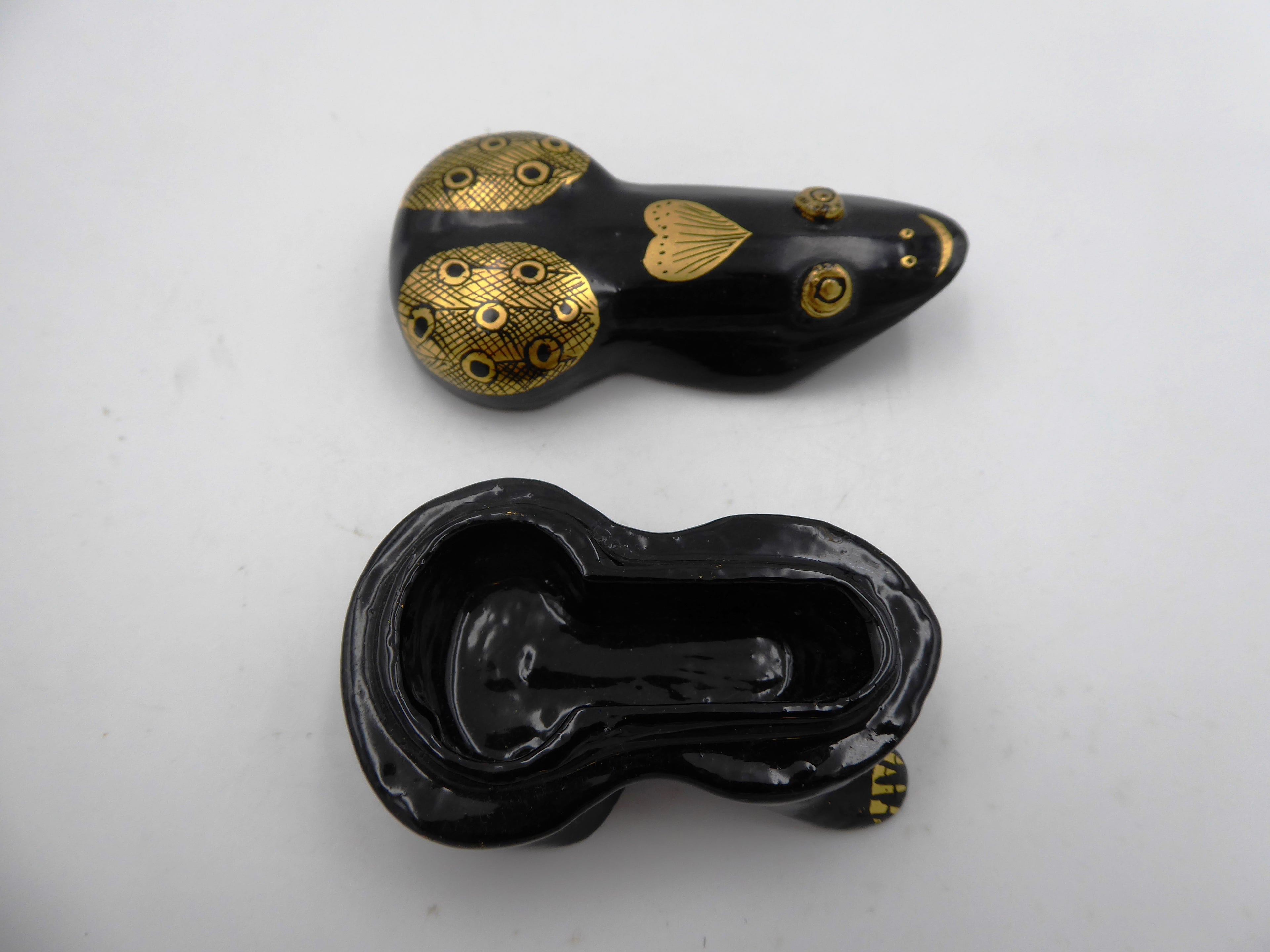 Petite boite à bijoux noire avec motifs dorés