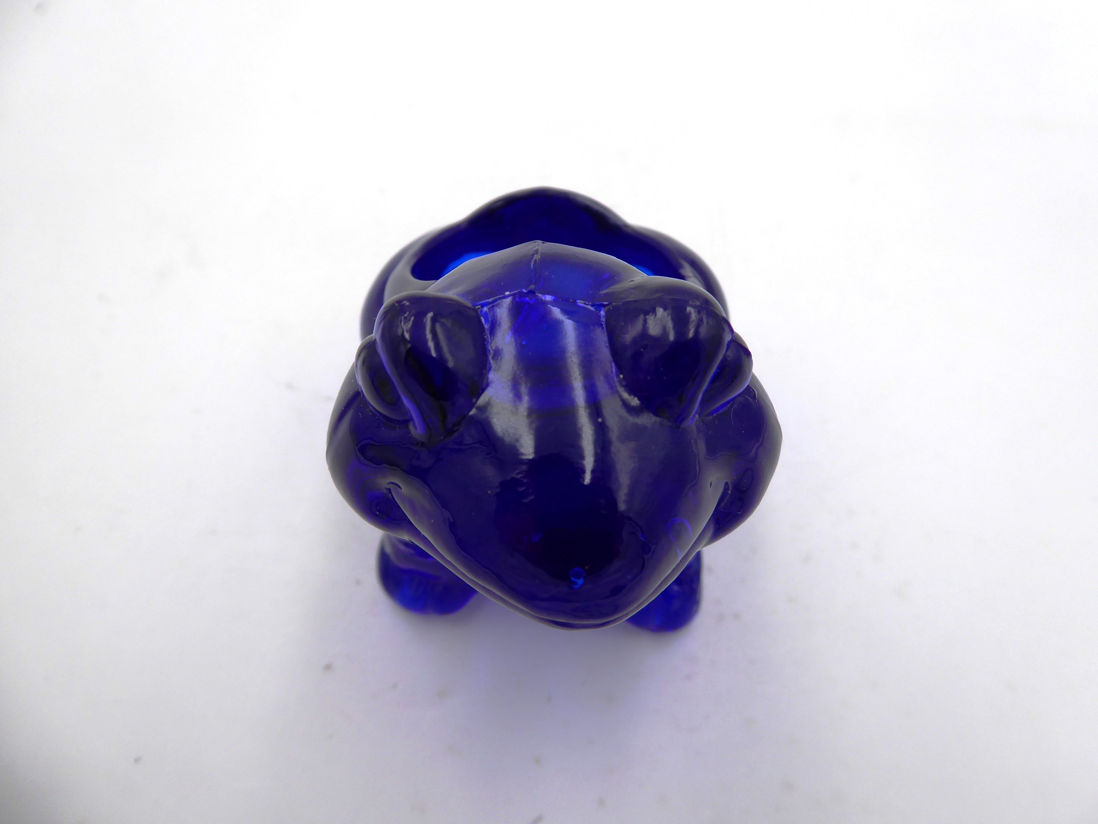 Petit pot en verre bleu foncé