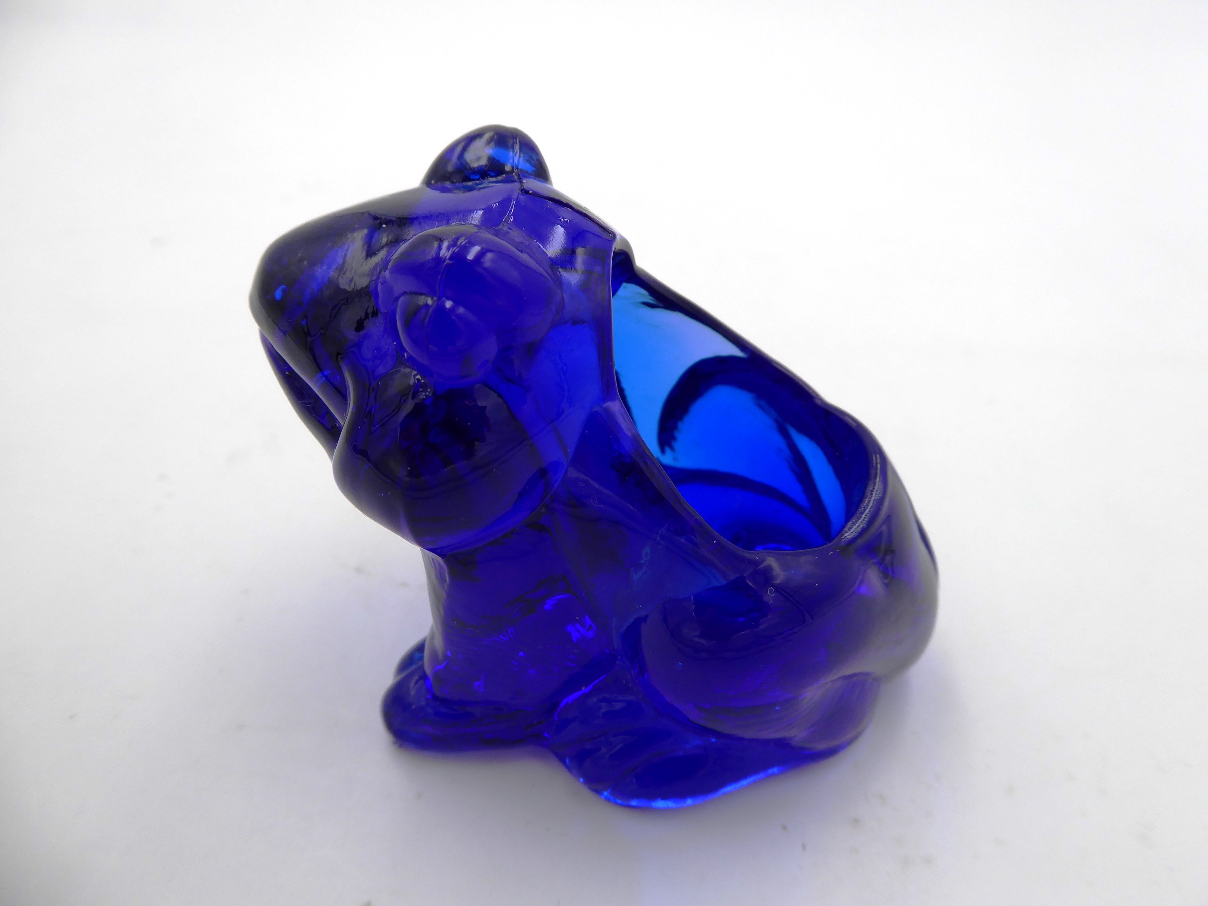 Petit pot en verre bleu foncé