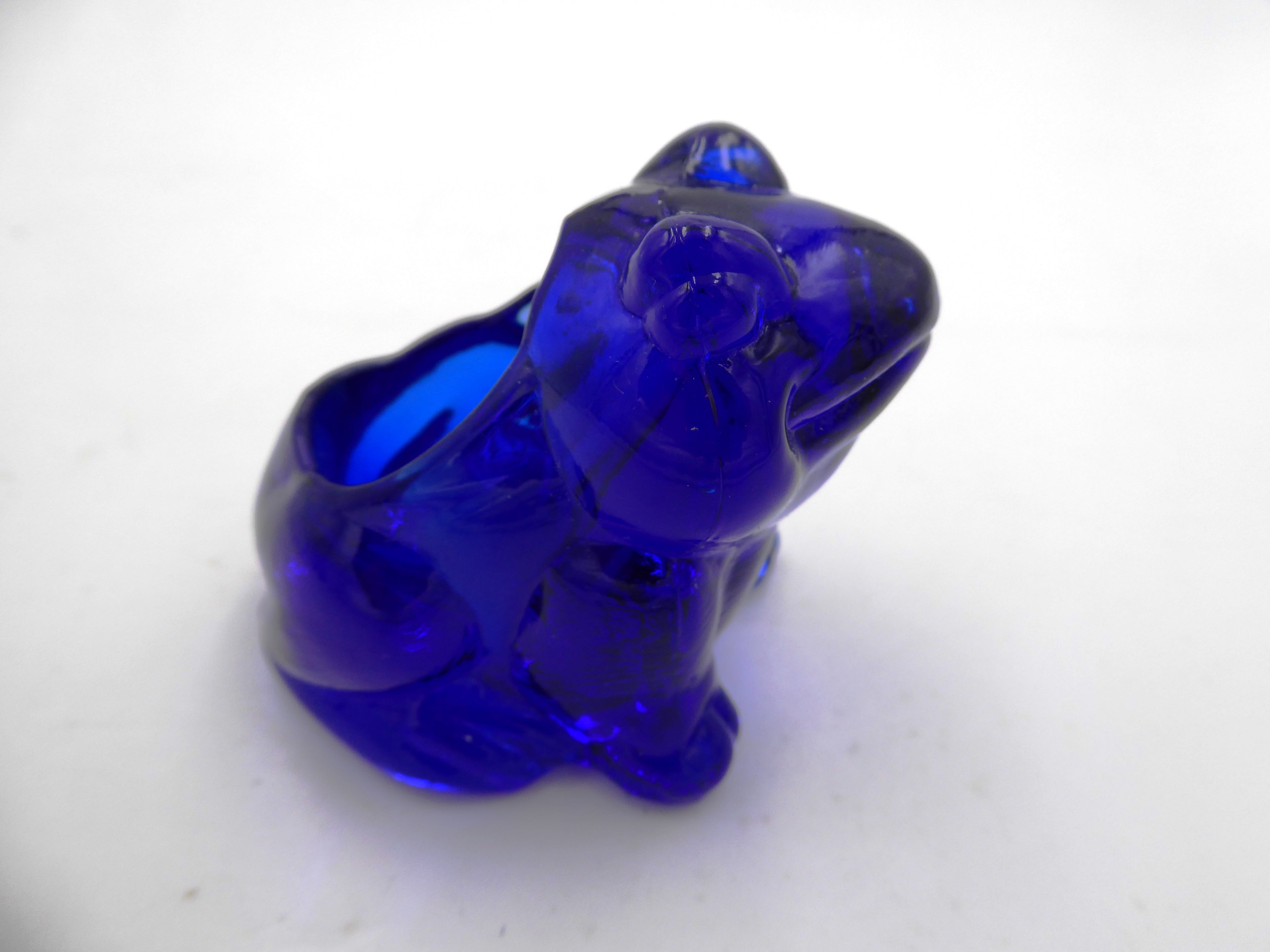 Petit pot en verre bleu foncé