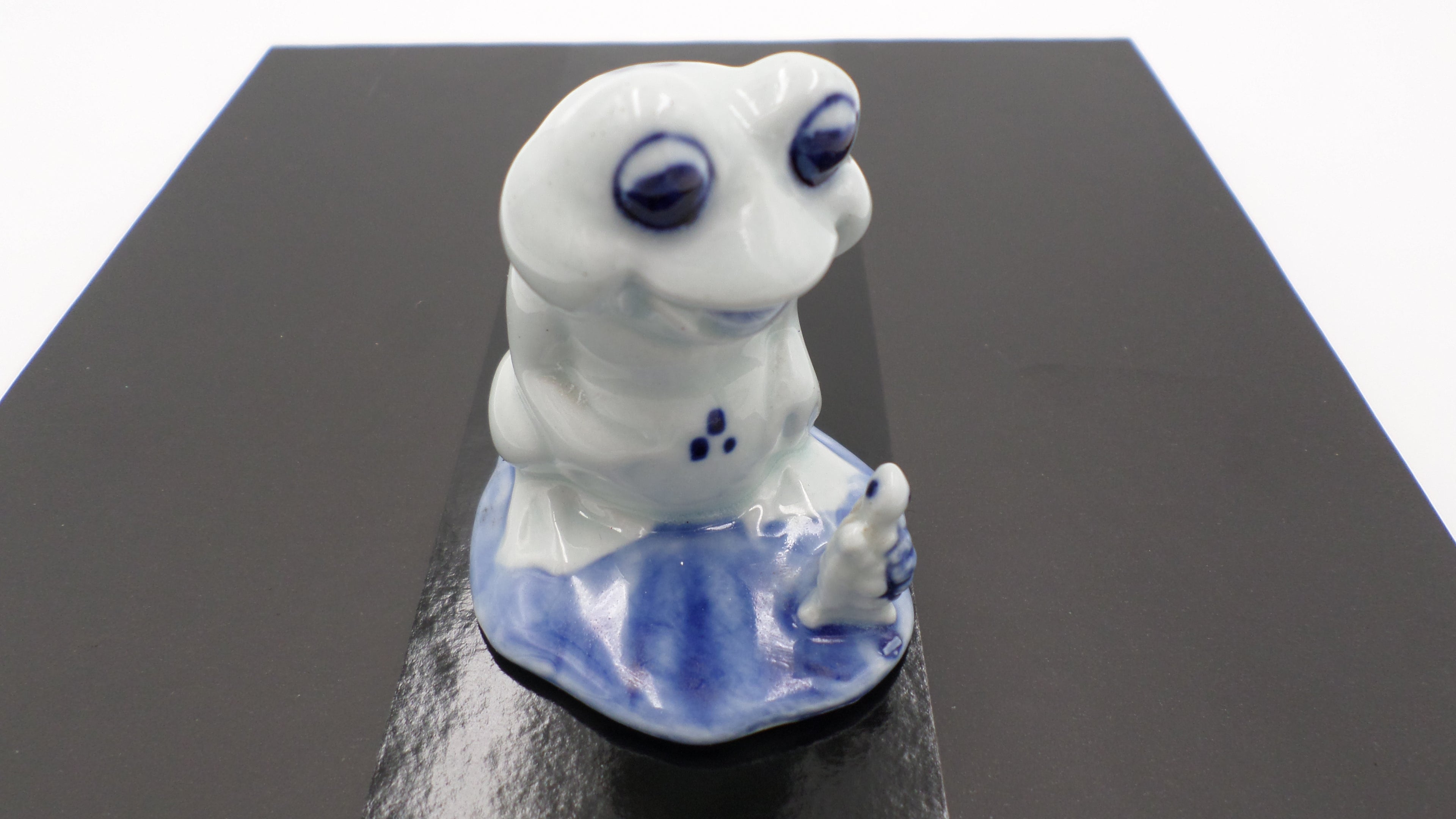 Petite grenouille en céramique gris/bleu avec tortue