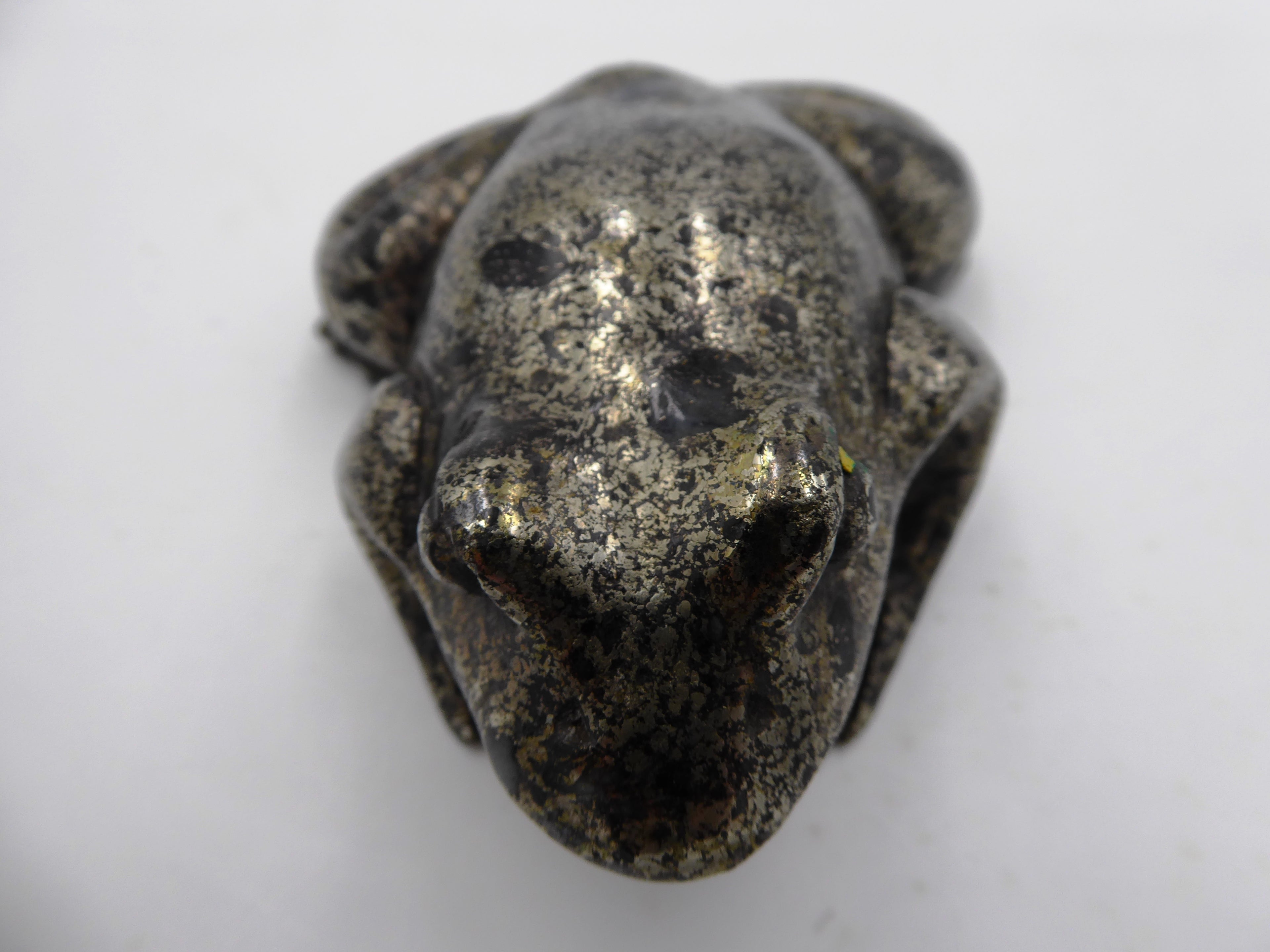 Belle grenouille en pierre polie briante