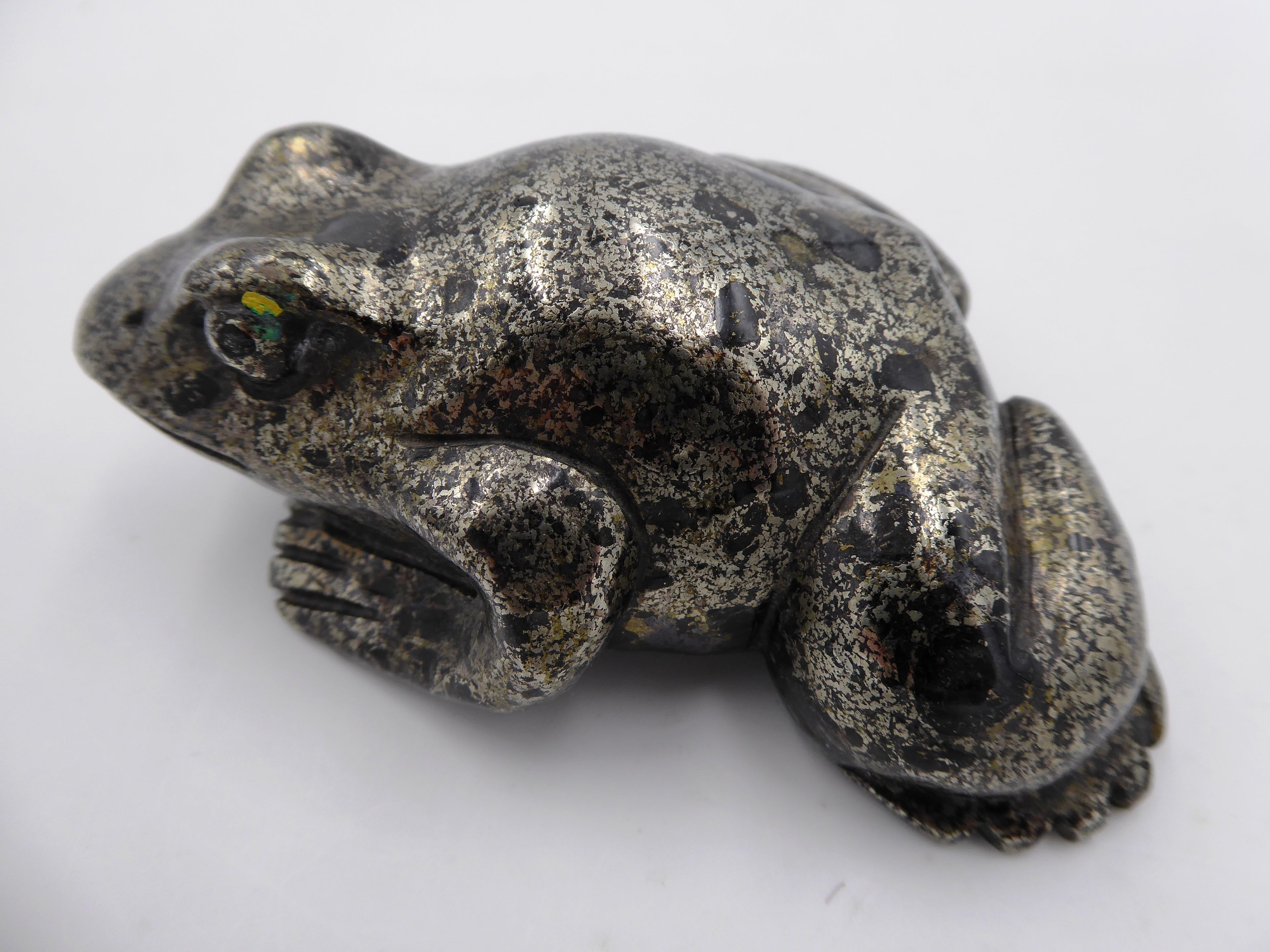 Belle grenouille en pierre polie briante