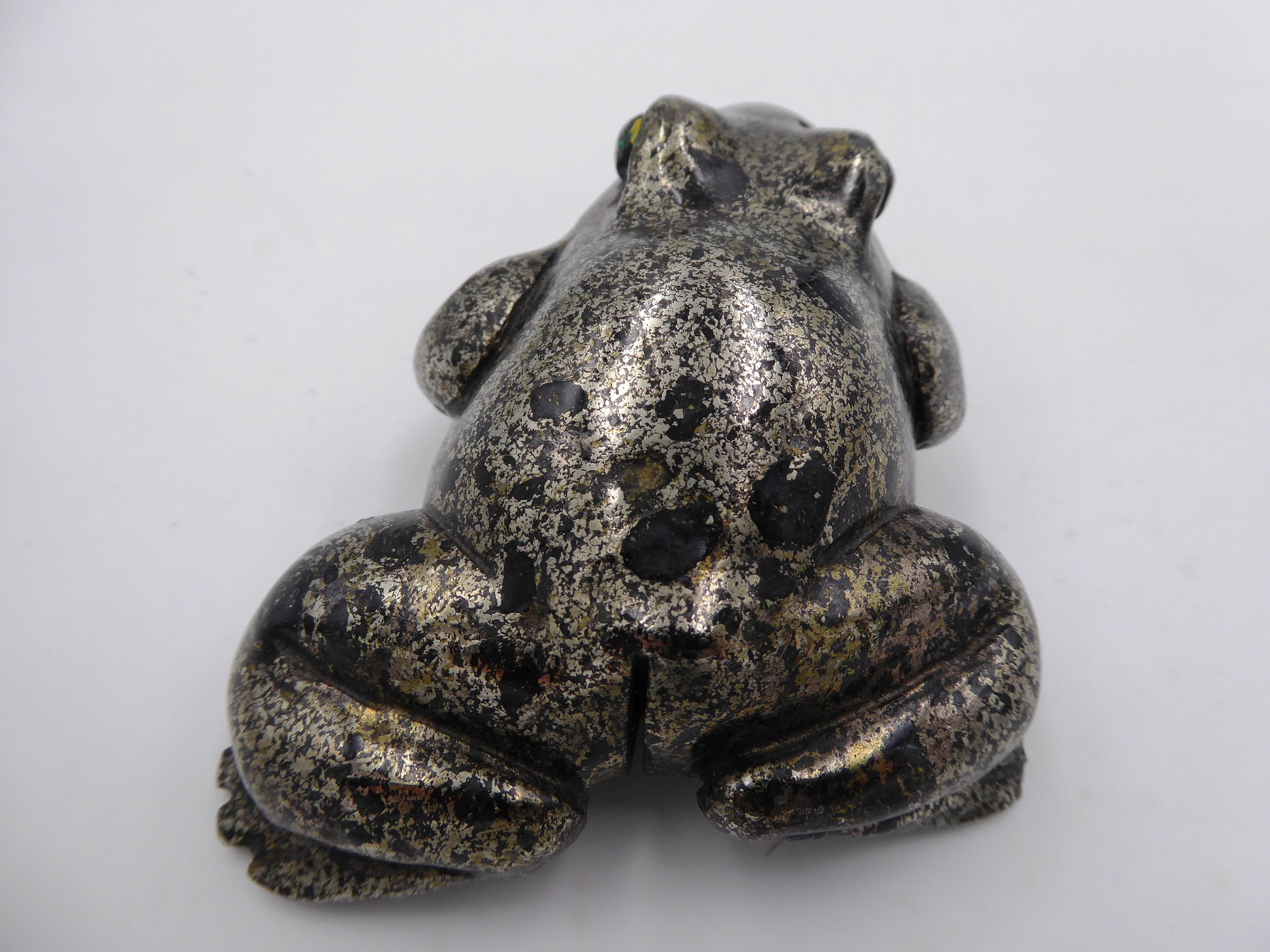 Belle grenouille en pierre polie briante