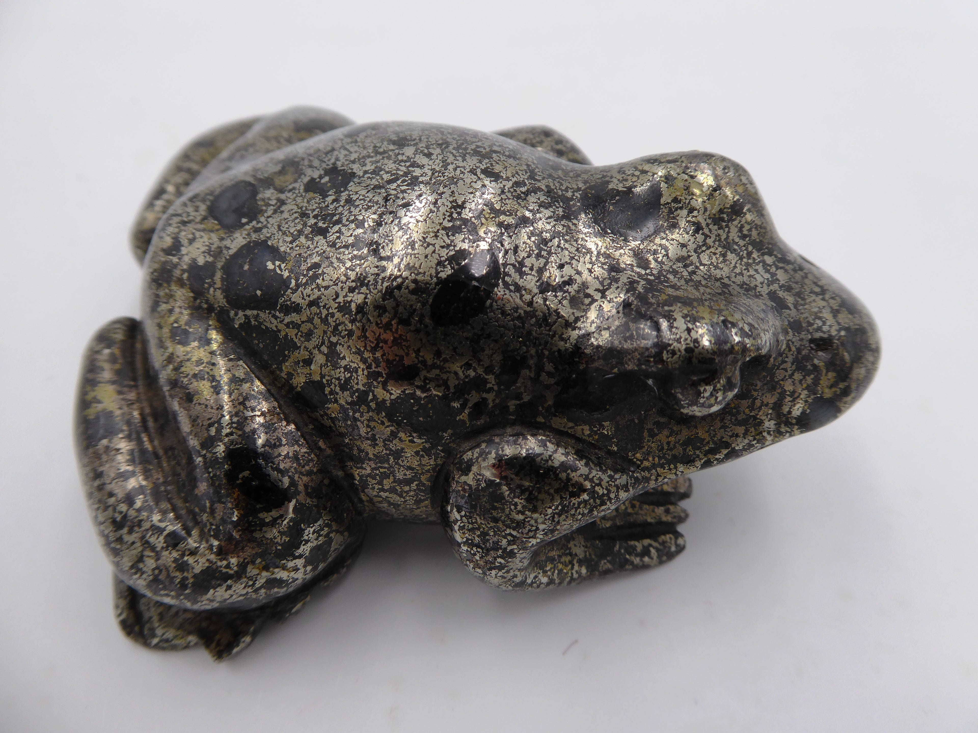 Belle grenouille en pierre polie briante