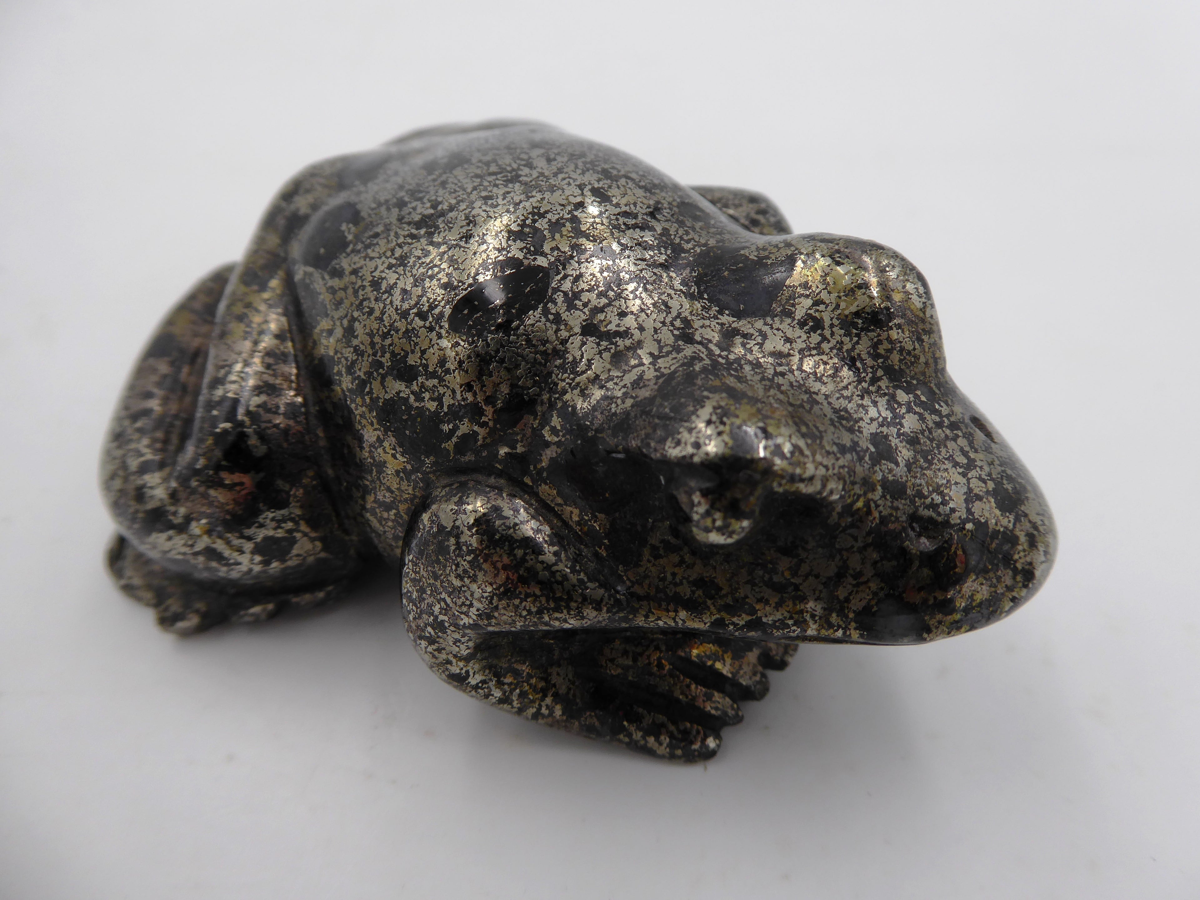 Belle grenouille en pierre polie briante
